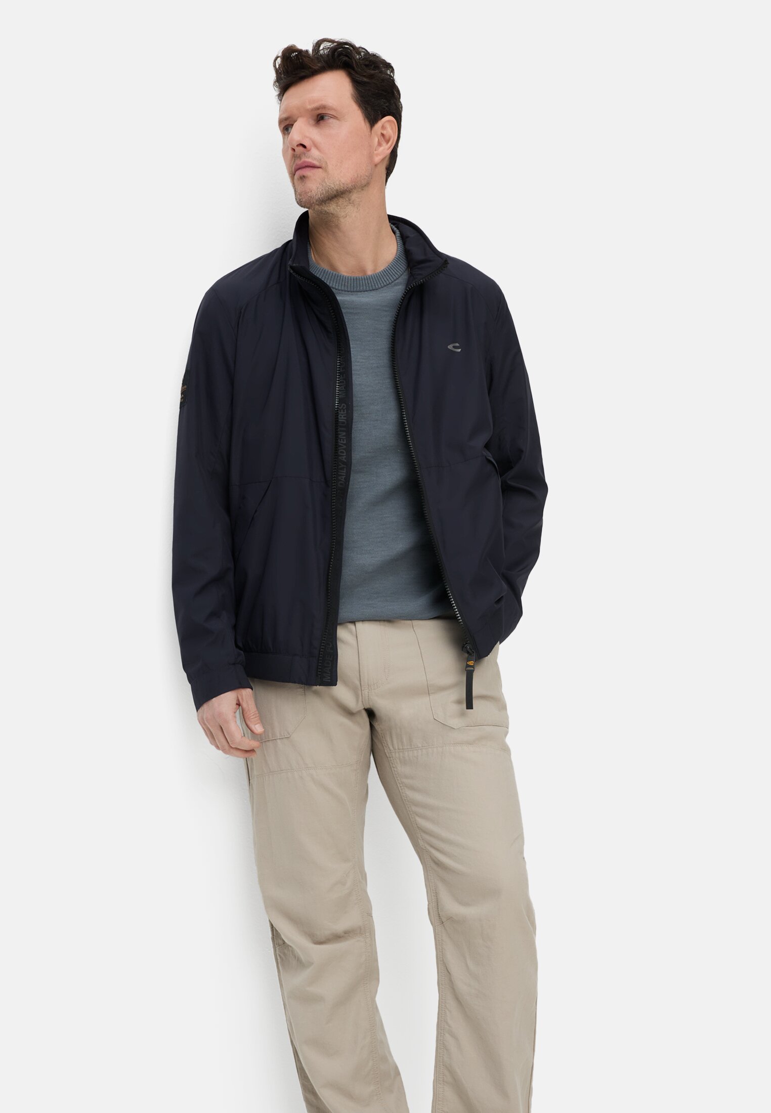 Herren Chinohose mit Tunnelzug Beige getragen emotional