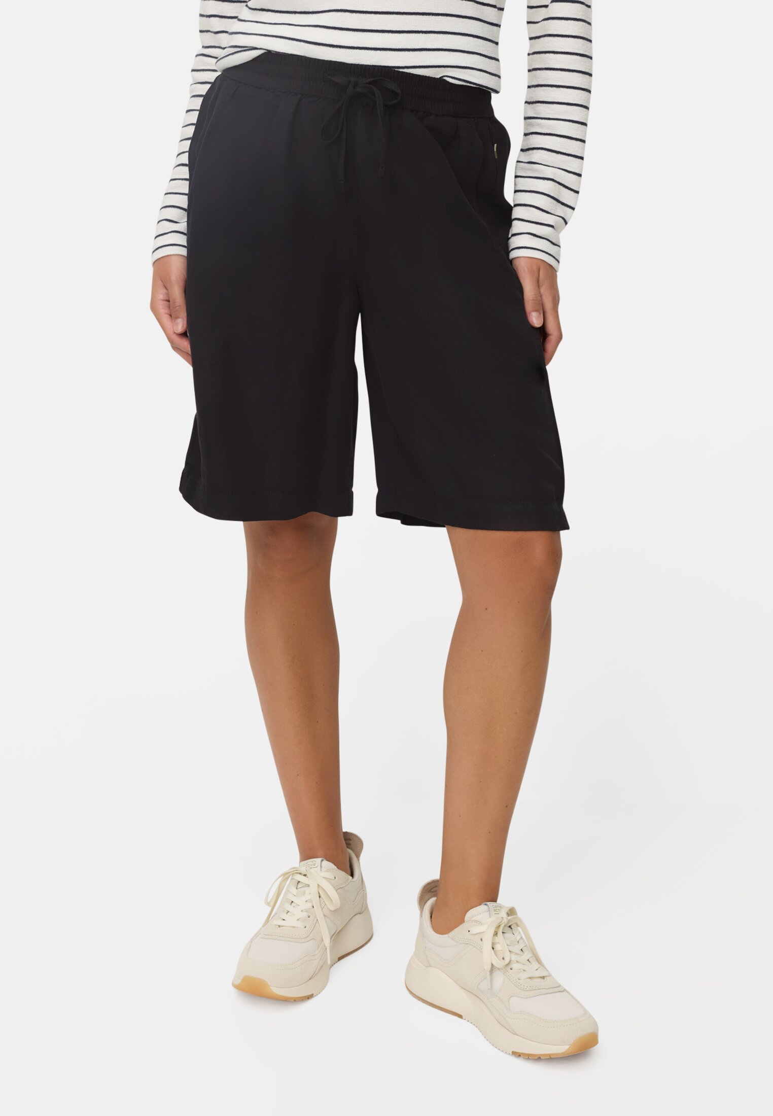 Damen Bermuda Shorts mit Tunnelzug Kaviar getragen vorn