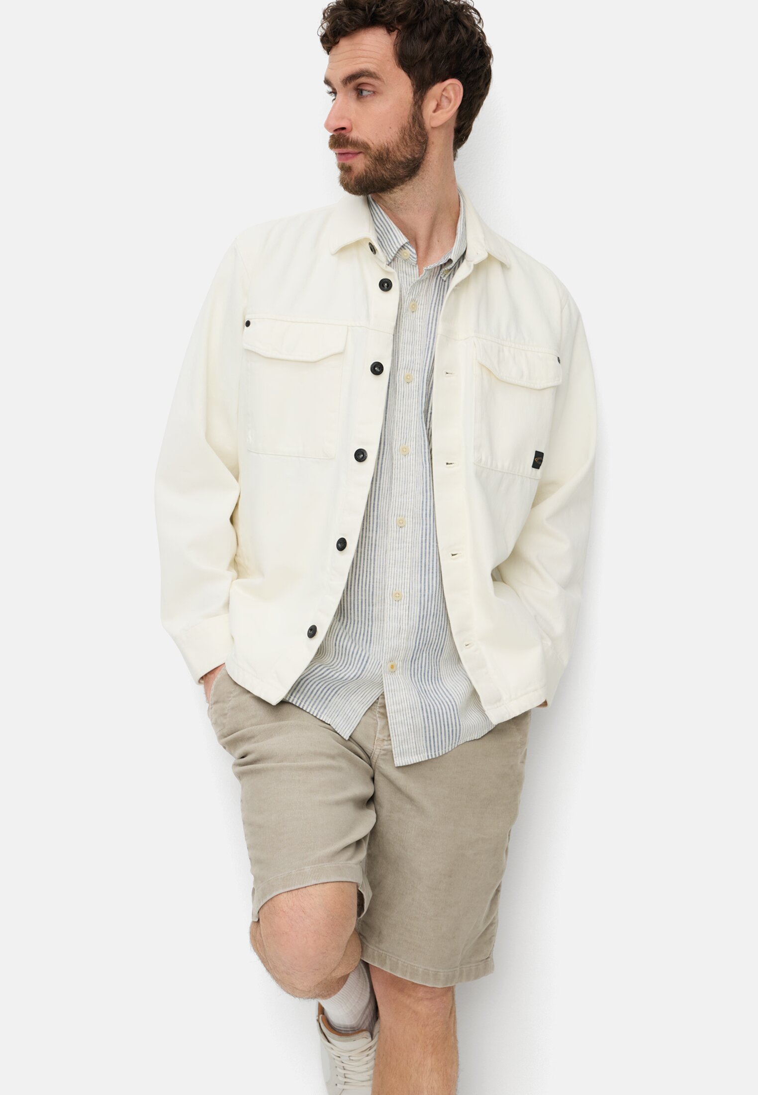 Herren Kurzarmhemd aus Leinenmix Indigoblau getragen emotional