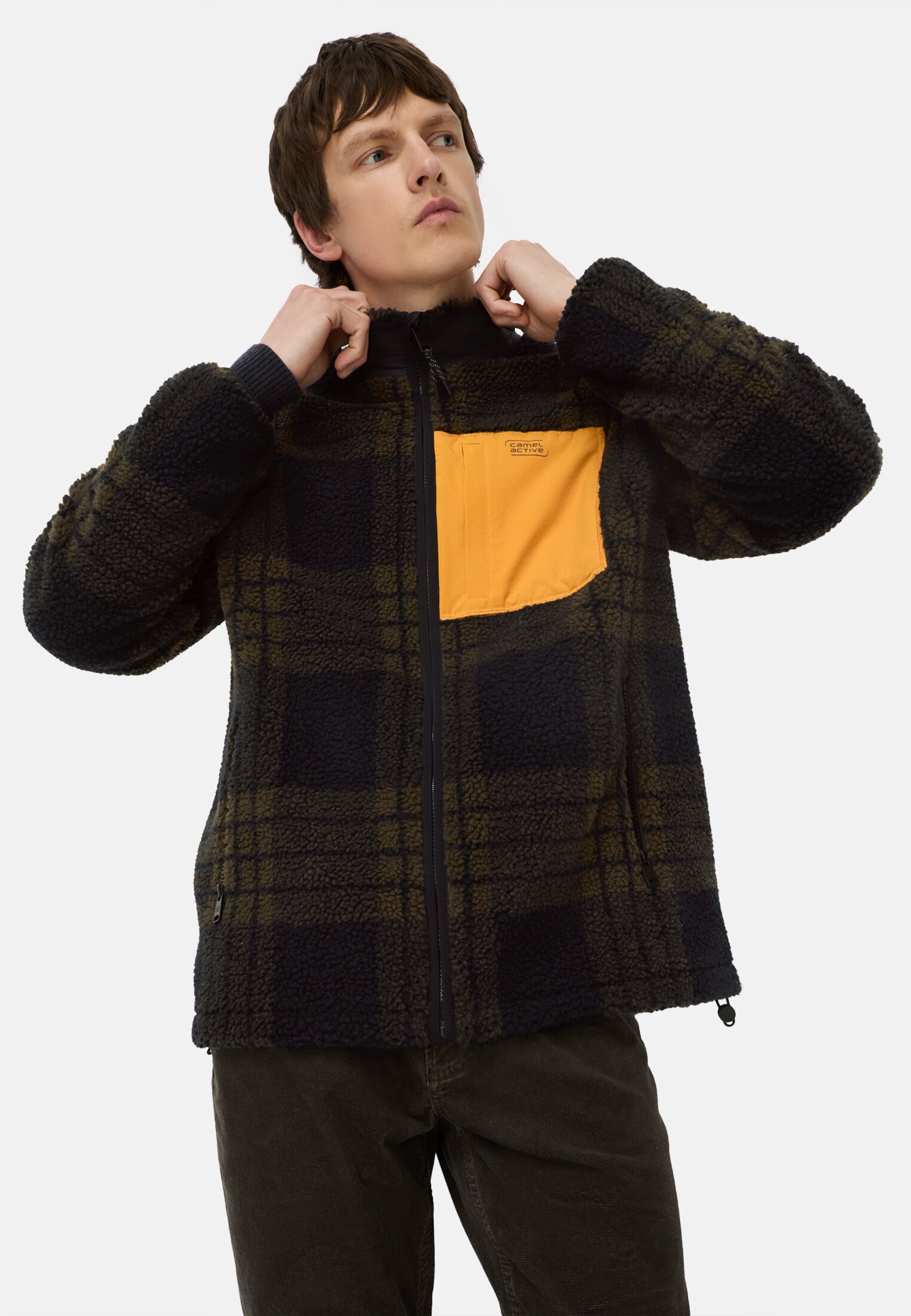 Herren Sweatjacke mit Taschen Dunkelbraun getragen emotional