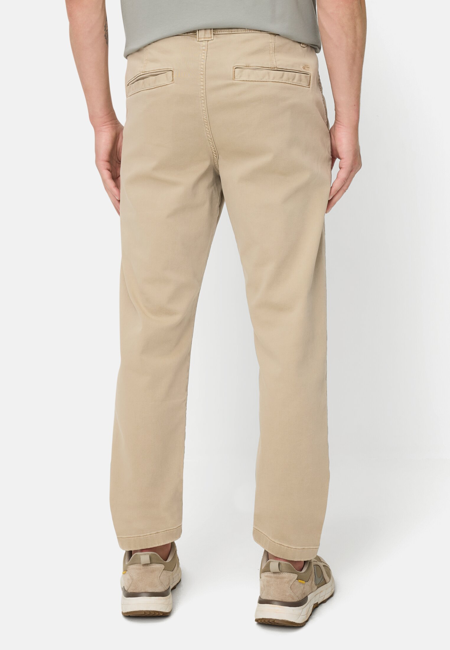 Heren fleXXXactive® Regular Fit Explorer Chino Beige gedragen achter