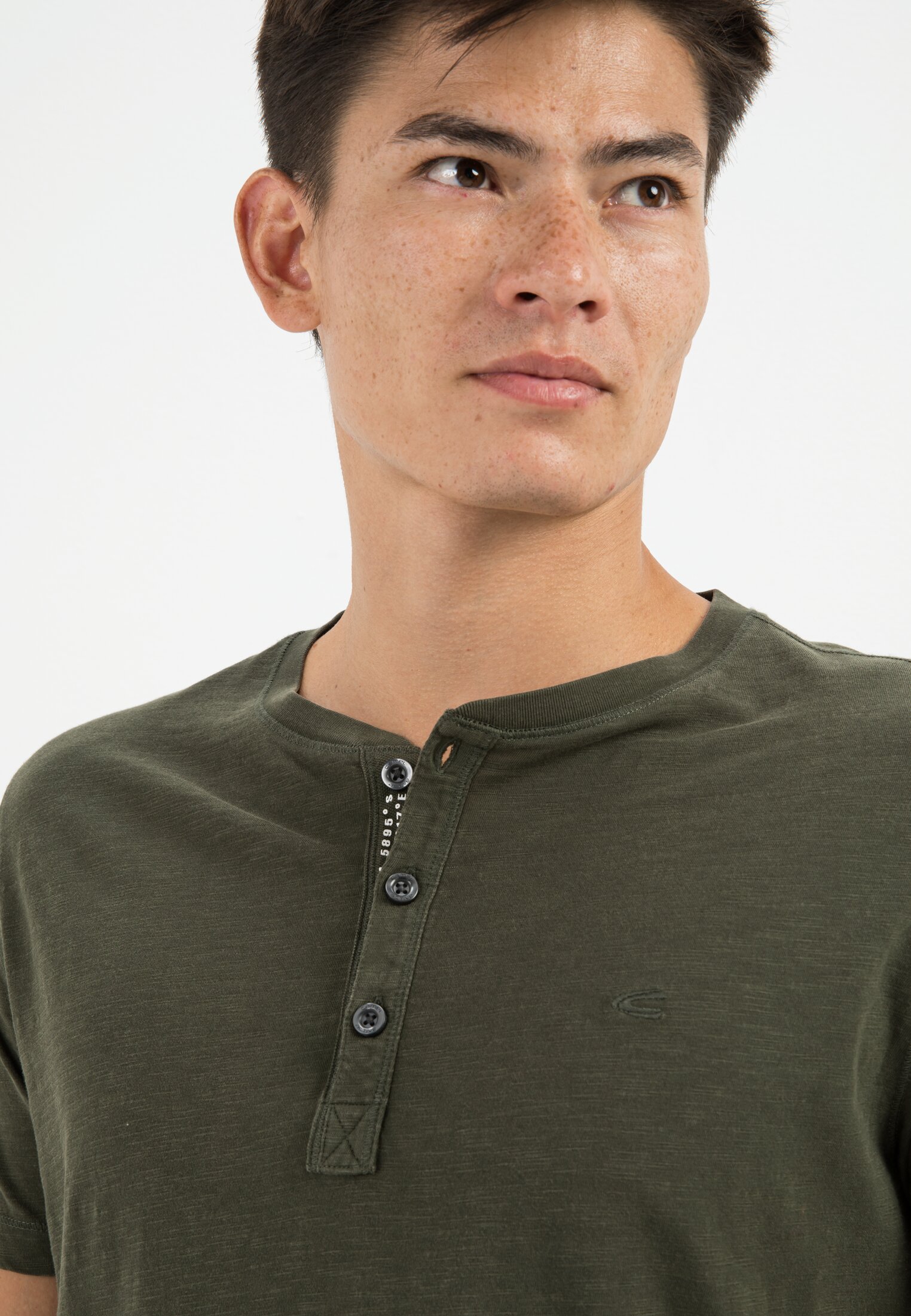 Herren Henley Shirt mit kurzem Arm aus reiner Baumwolle Grün getragen detailliert nah
