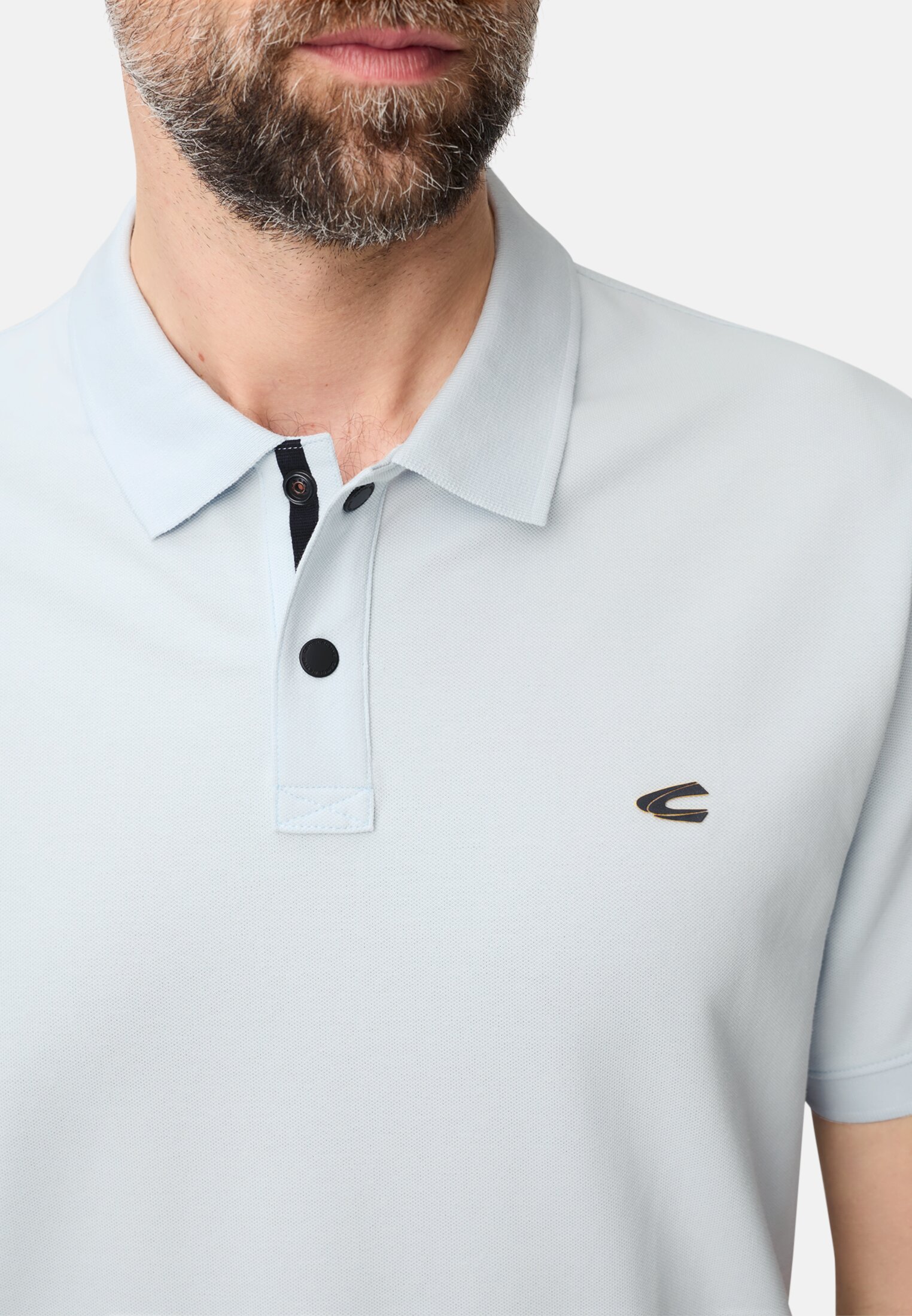 Herren Poloshirt mit Kontrastdetails Himmelblau getragen detailliert nah