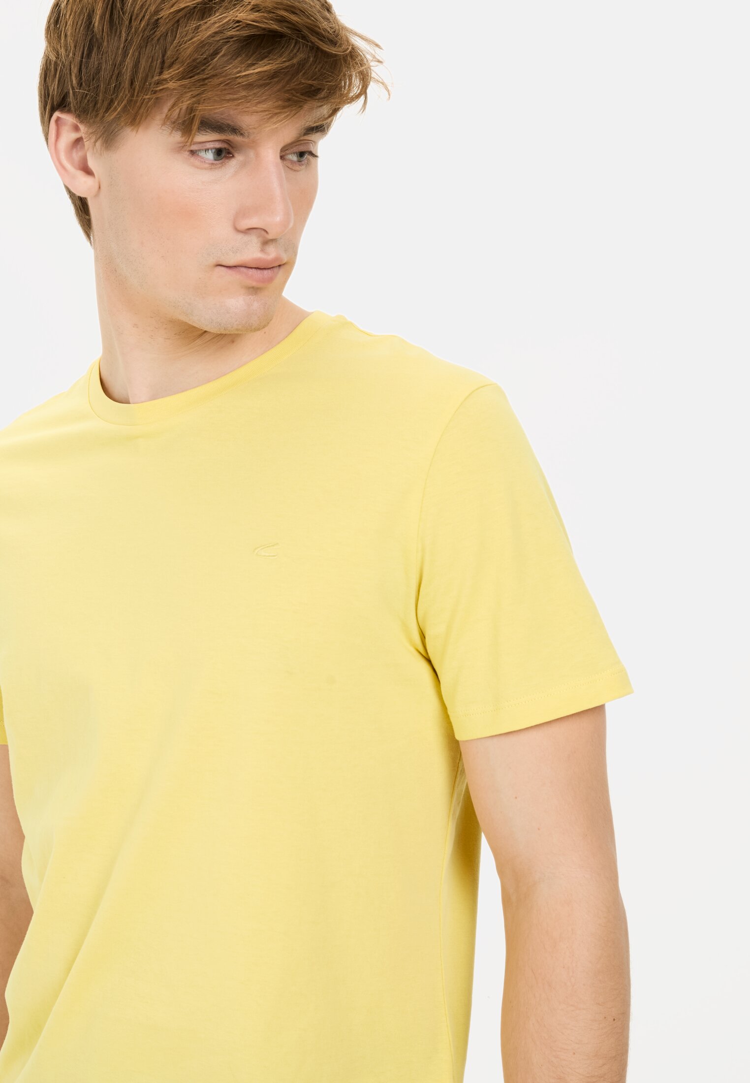 Heren Basic T-shirt made of pure cotton Geel gedragen detail dichtbij  