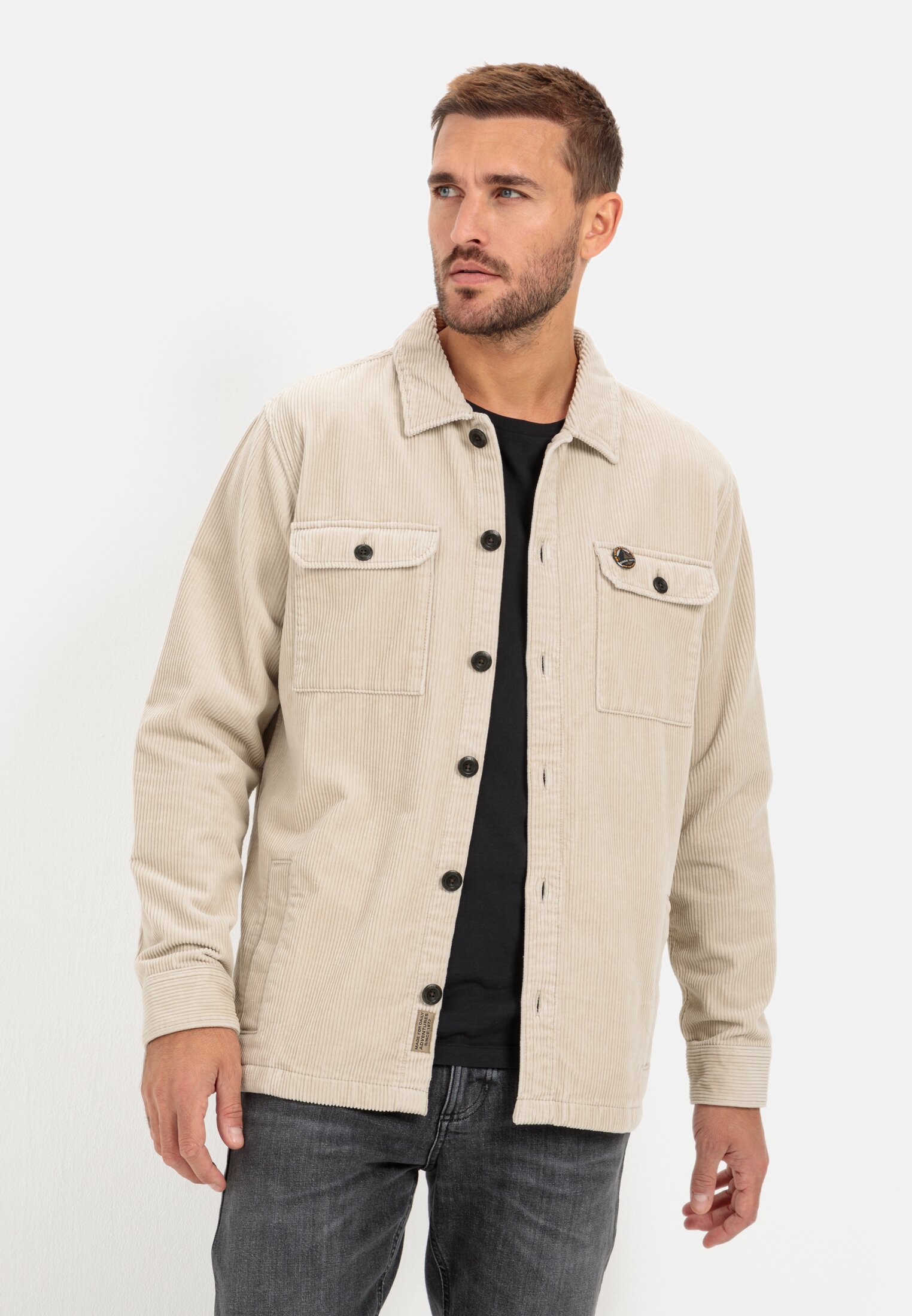 MI_409334-2S44-03_M0-00 Herren Cord Overshirt aus reiner Baumwolle Beige getragen vorn