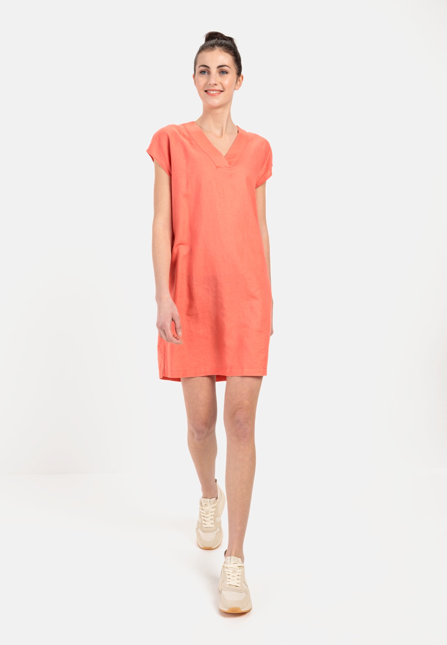 Damen Schlupfkleid im sommerlichen Leinenmix Rot-Orange getragen vorn