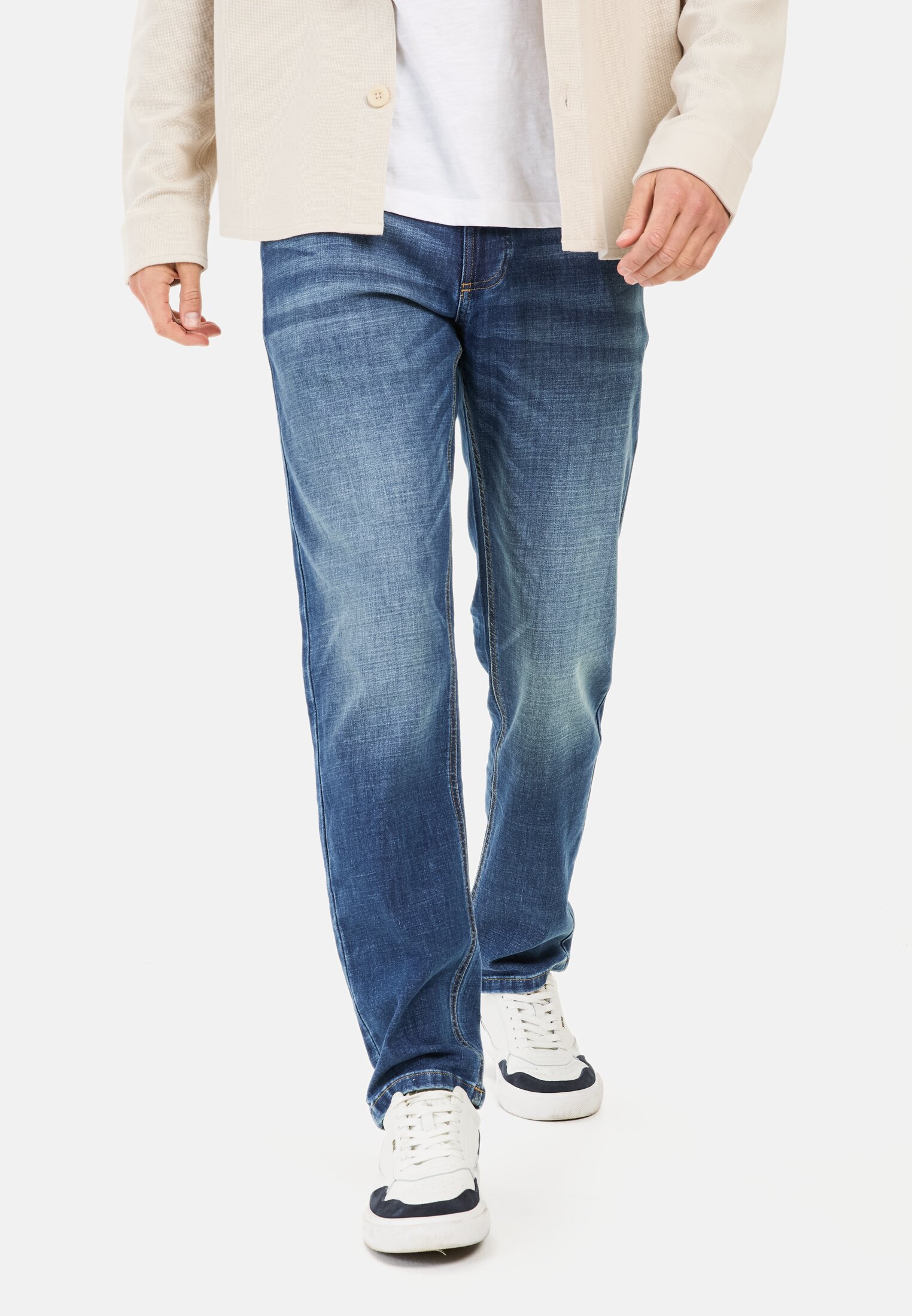 Men Regular Fit fleXXXactive® Cooling Jeans Blue worn front