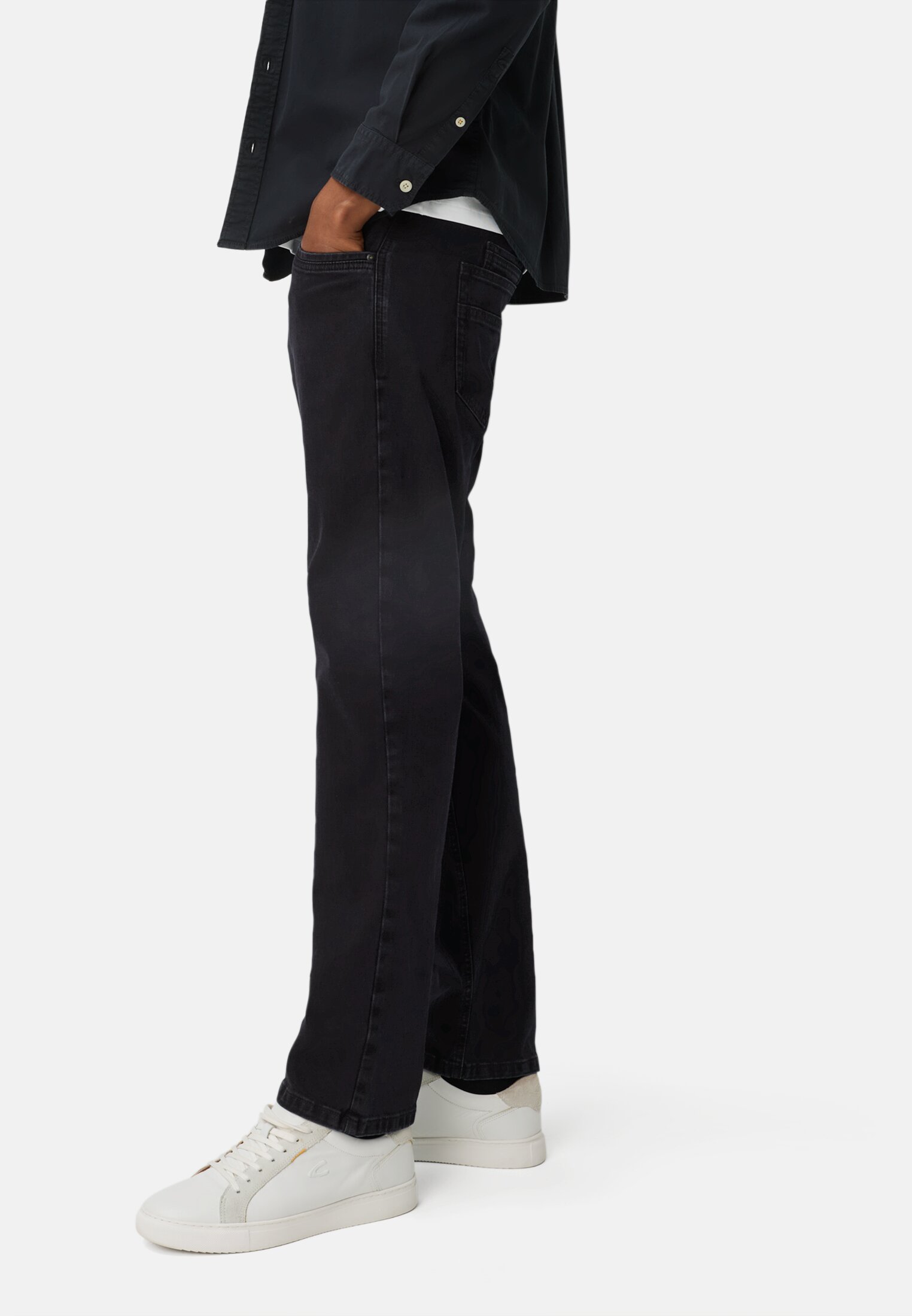Herren 5-Pocket Relaxed Fit Hose aus Baumwoll-Mix Schwarz getragen emotional