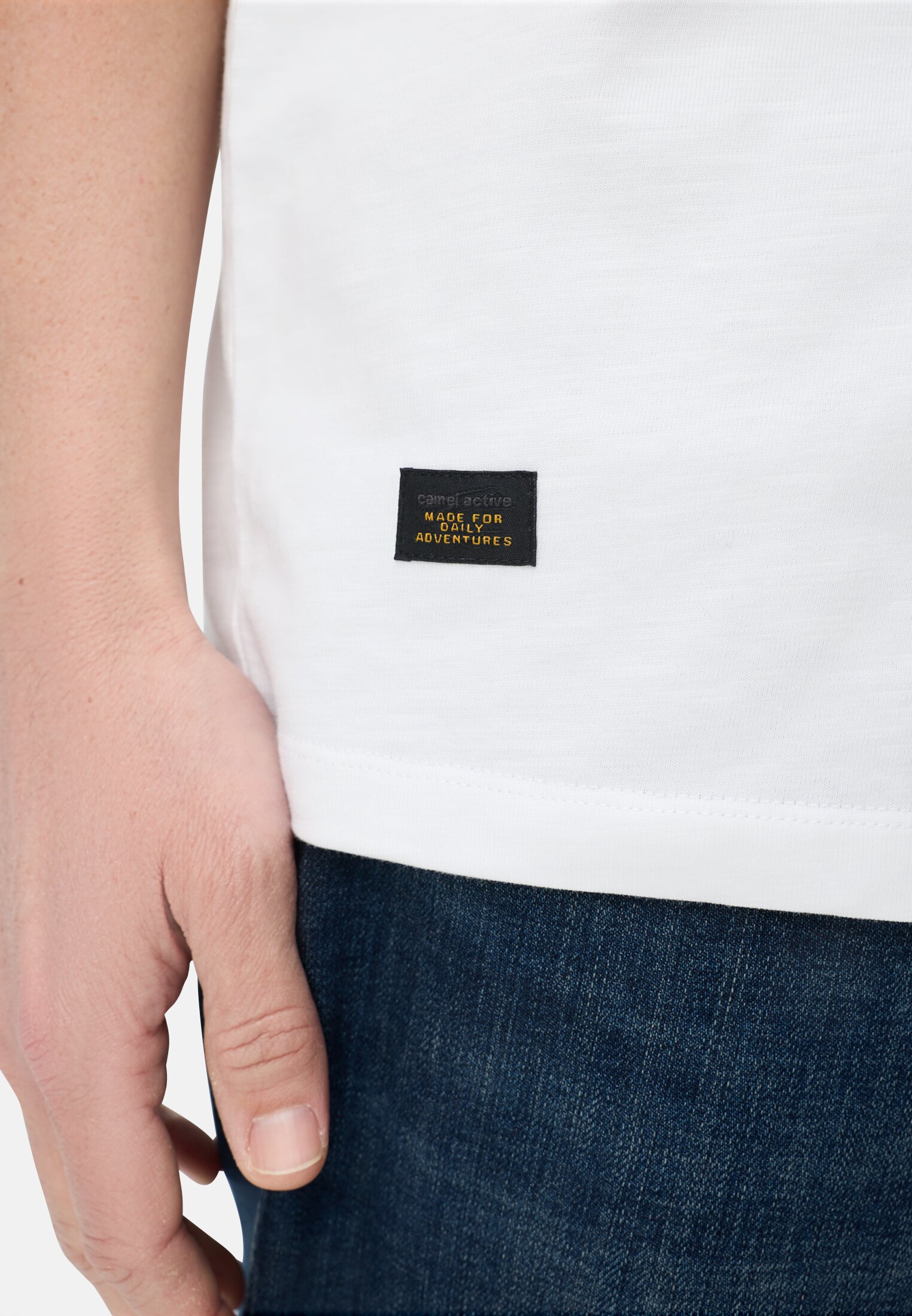 Herren T-Shirt aus reiner Baumwolle Weiß getragen detailliert nah