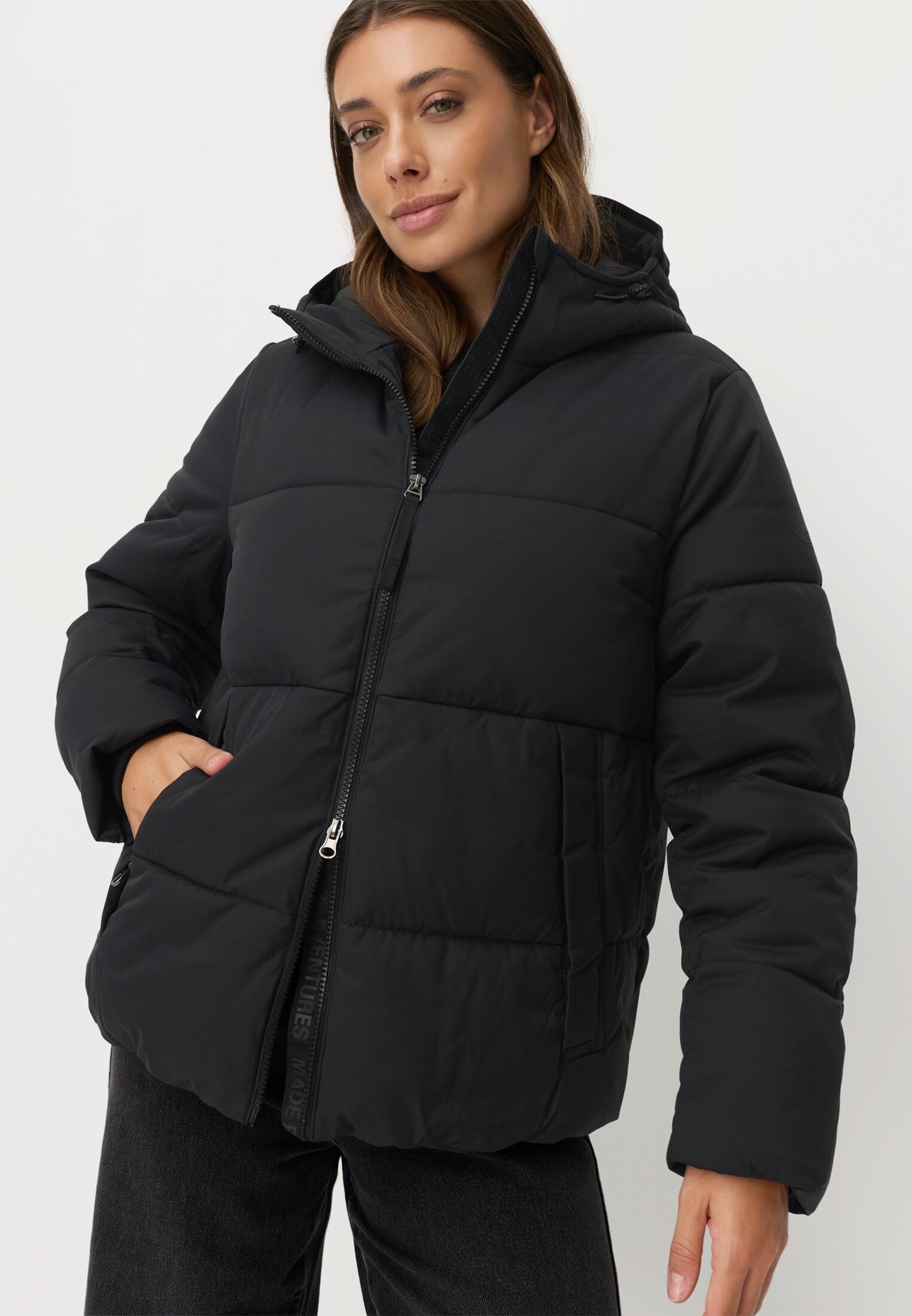 Damen Gefütterte Jacke mit reflektierenden Details Schwarz getragen emotional
