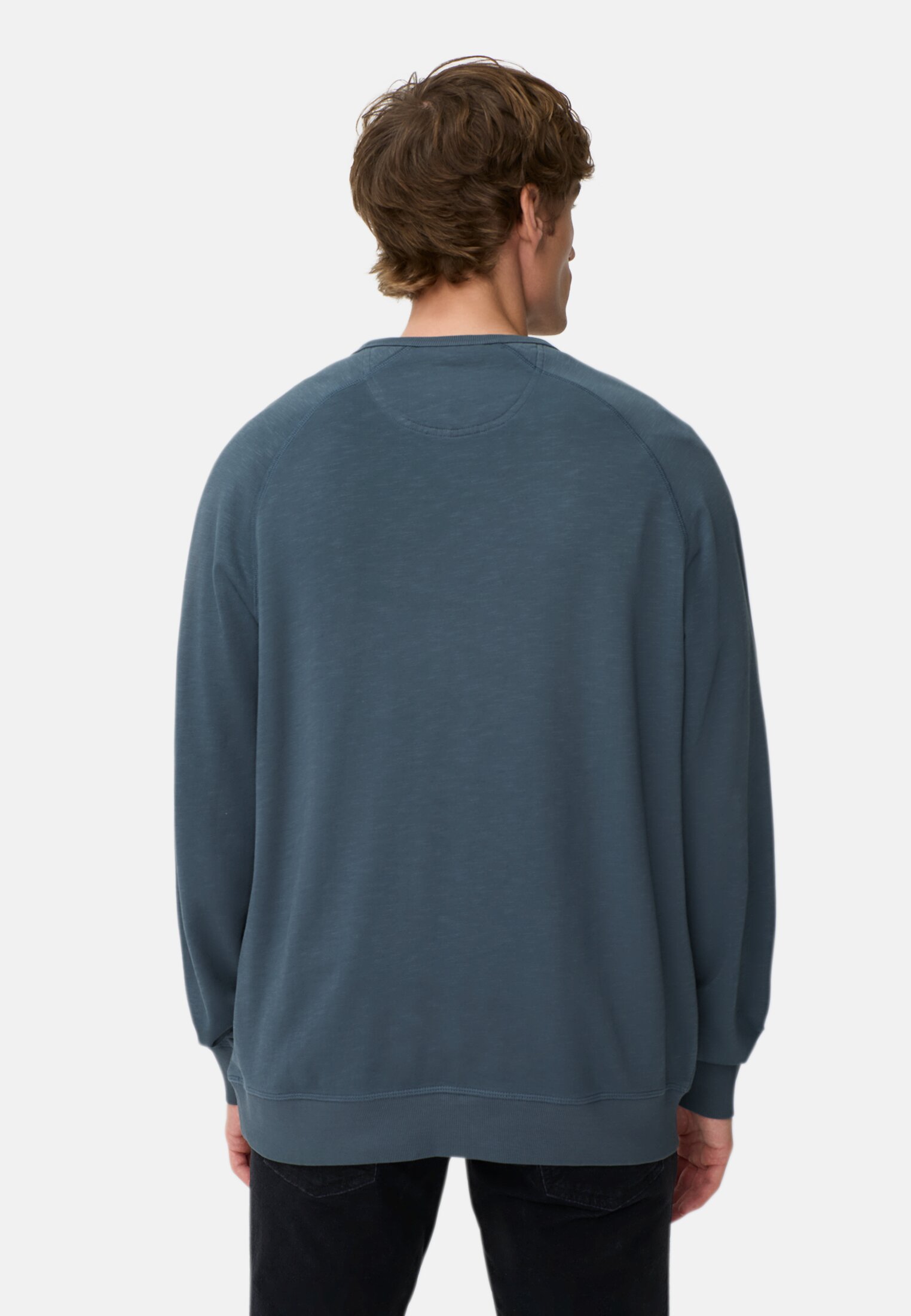 Herren Sweatshirt aus reiner Baumwolle mit Raglanärmeln Tintenblau getragen hinten