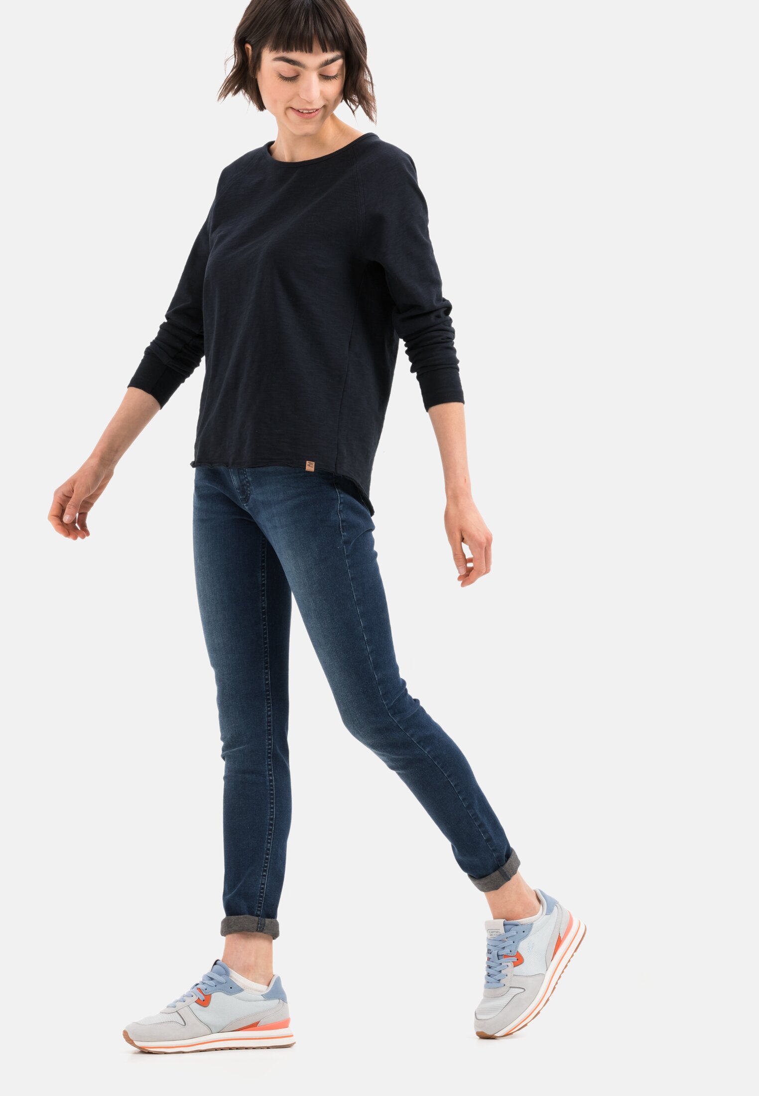 Damen Slim Fit Jeans Blau getragen emotional