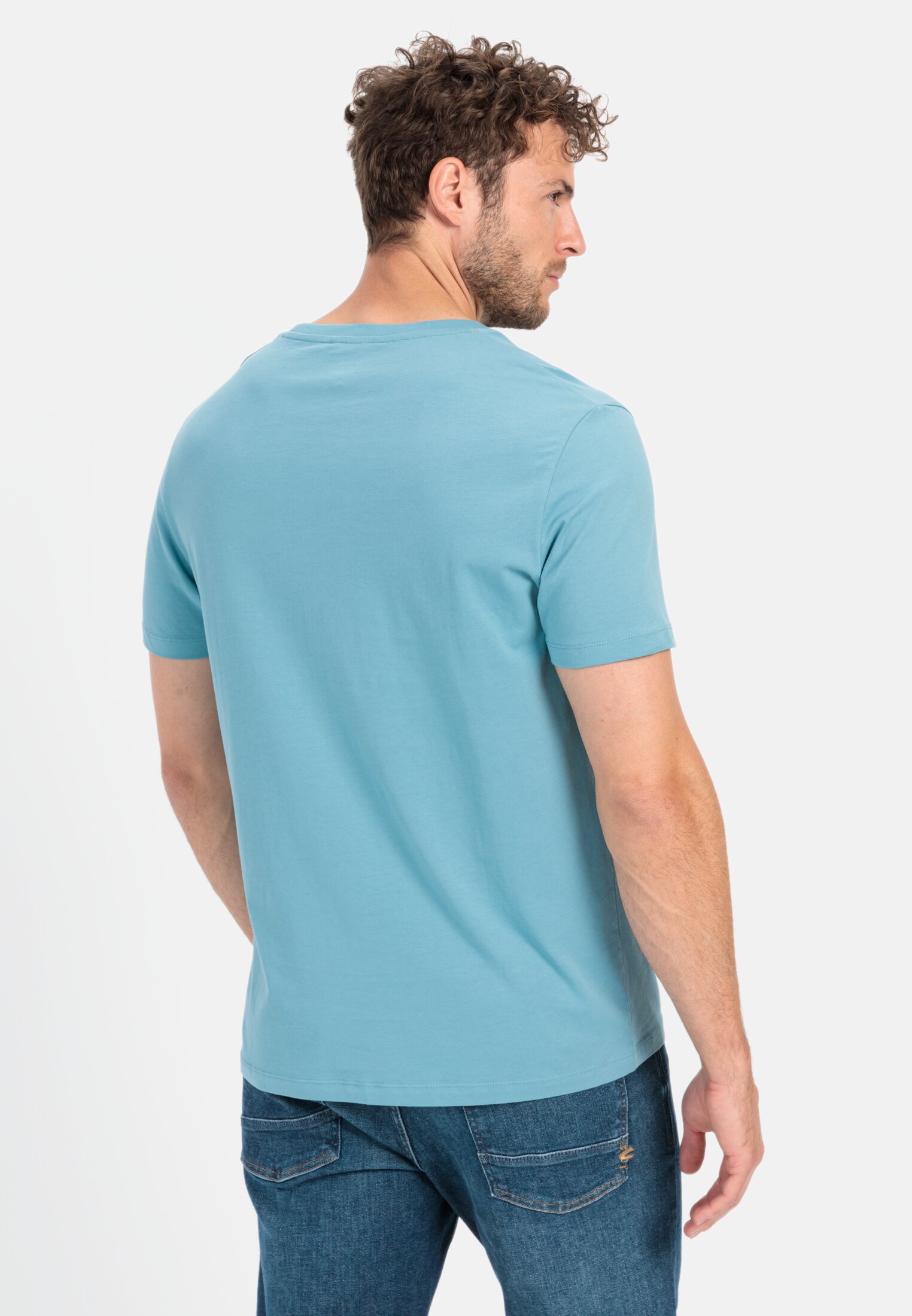 Herren Basic T-Shirt mit Rundhals aus Organic Cotton Hellblau getragen hinten