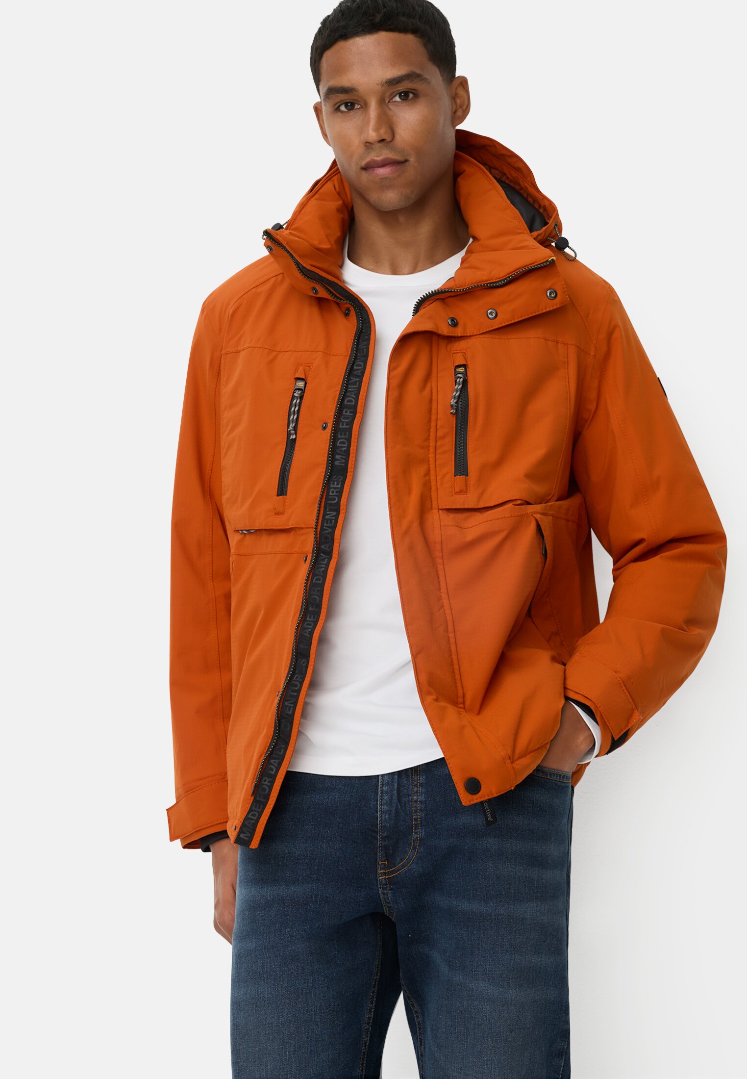 Herren teXXXactive® Jacke mit abnehmbarer Kapuze Zimt getragen emotional
