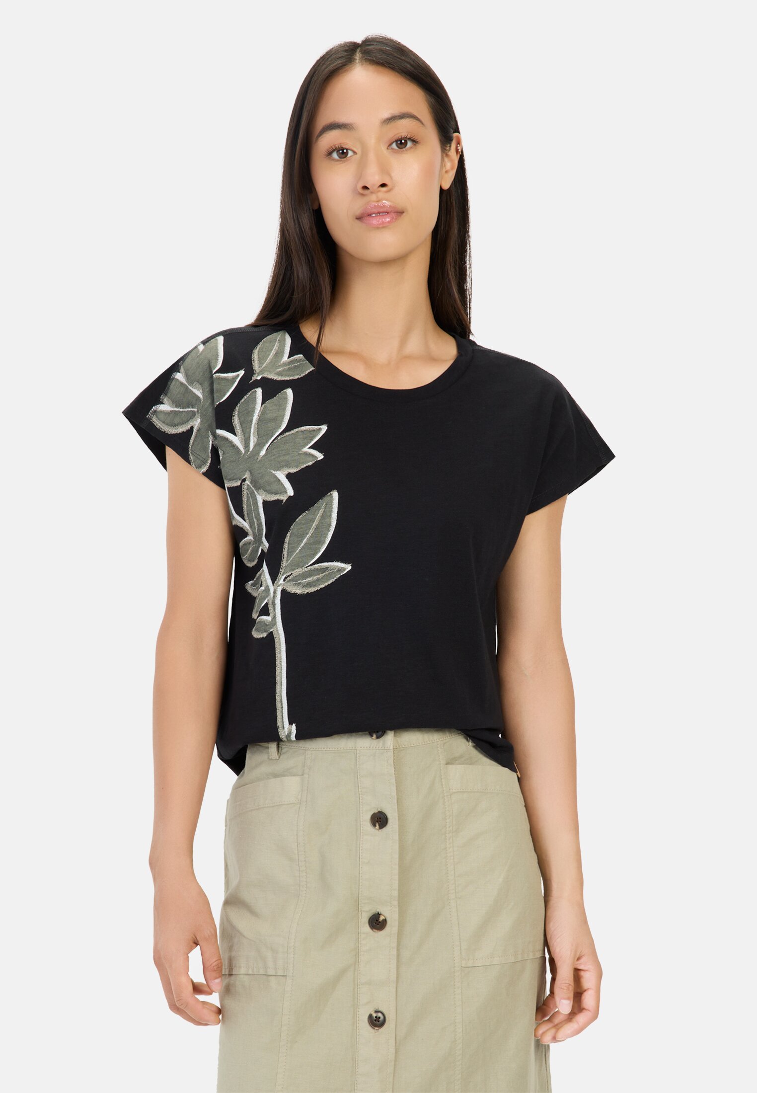 Damen T-Shirt mit Blumenprint aus Baumwolle Schwarz getragen vorn