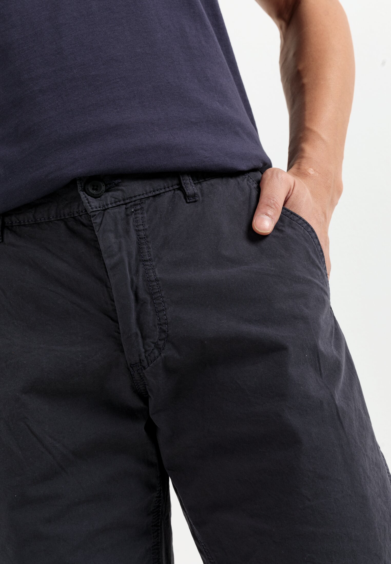 Men Chino shorts Regular Fit Dark Blue worn detail close