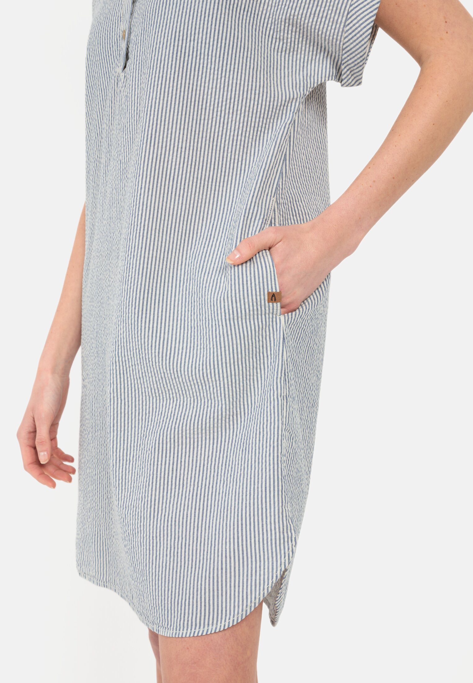 Damen Gestreiftes Schlupfkleid aus leichter Baumwolle Blau-Weiß getragen detailliert nah