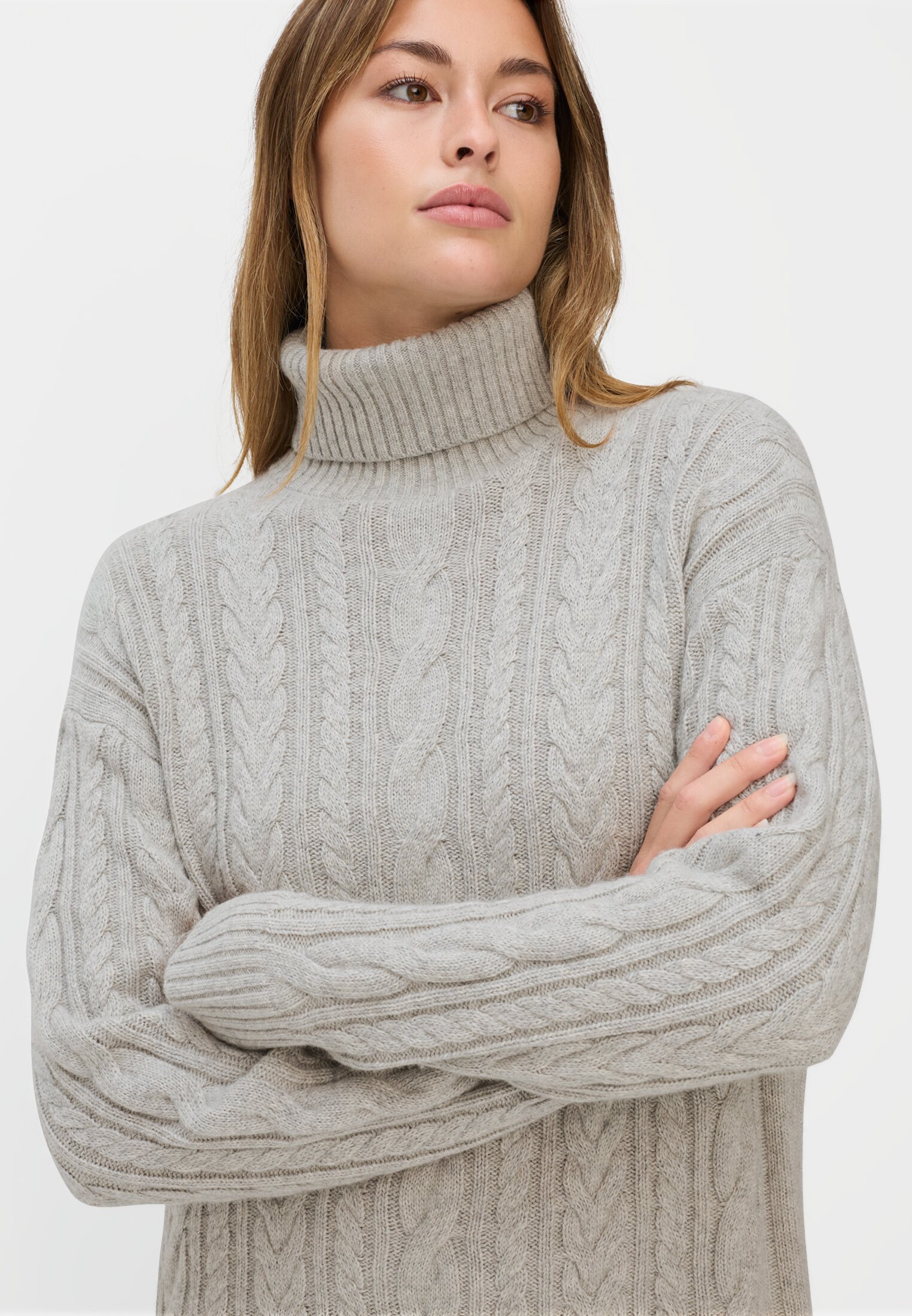 Damen Strickkleid mit Zopfstrickmuster Grau getragen detailliert nah