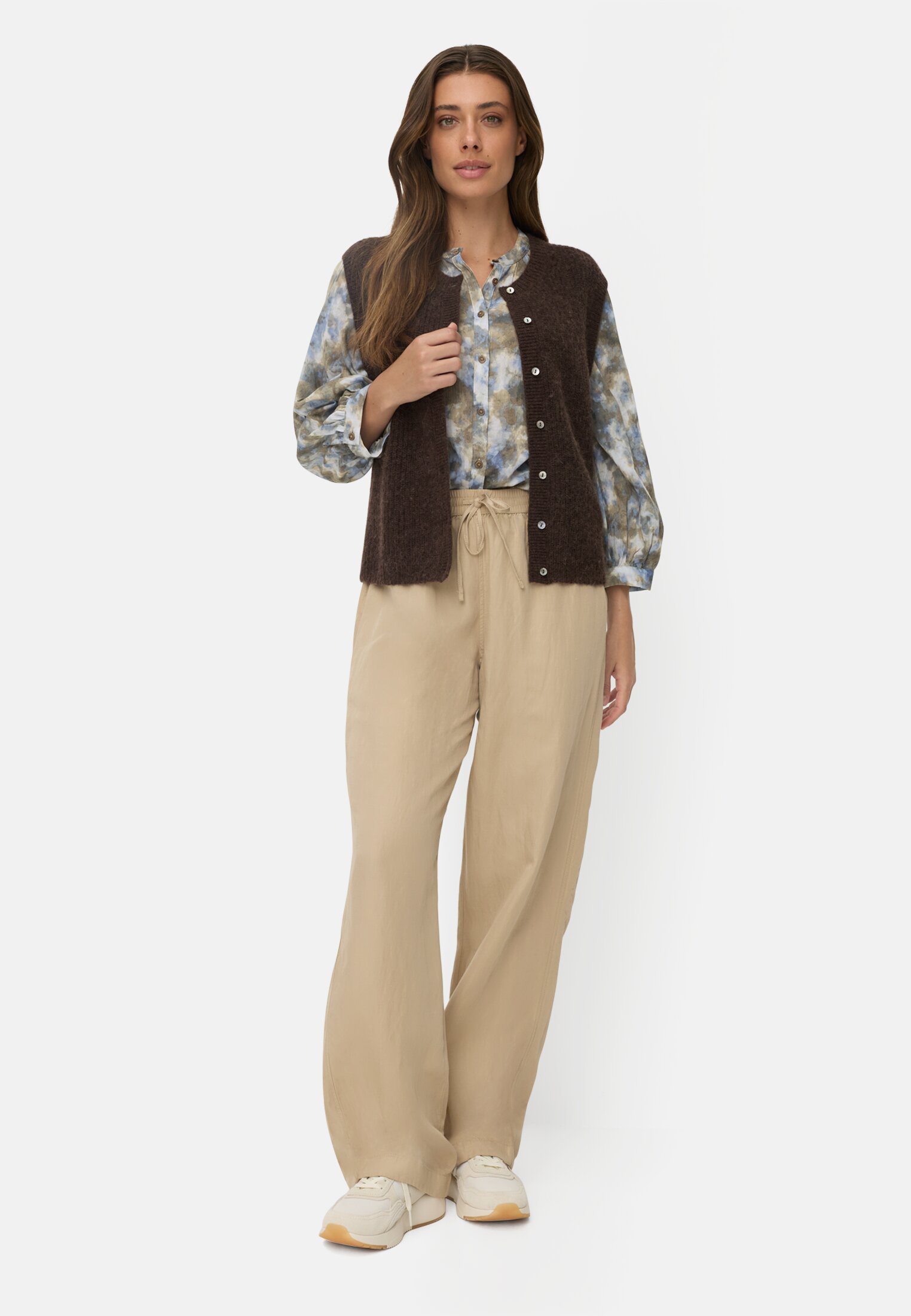 Damen Baumwollbluse mit Raglanärmeln Blau-Beige getragen vorne Ganzkörper