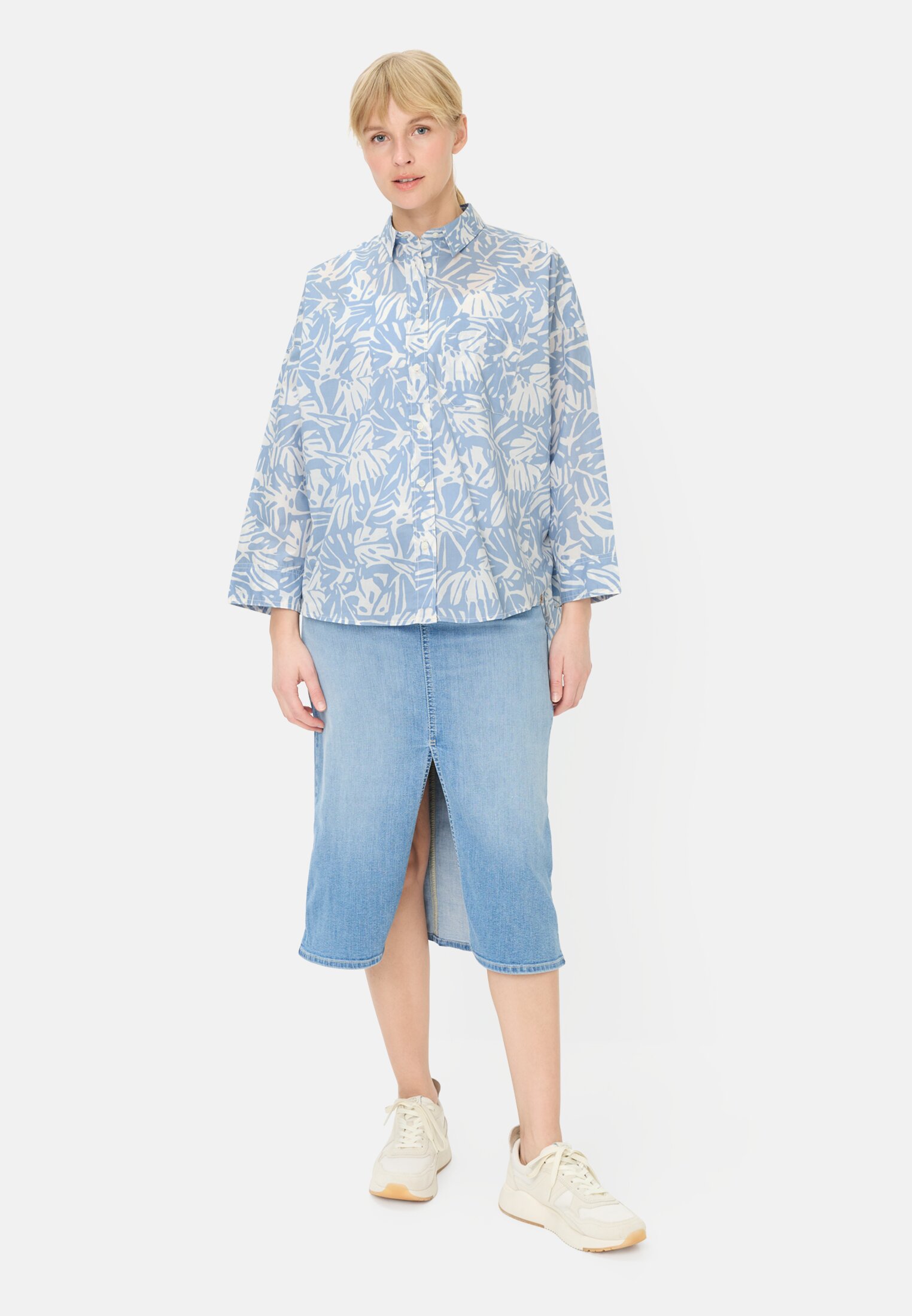 Damen Oversized Langarmbluse mit Knopfleiste Zartes Blau getragen vorne Ganzkörper