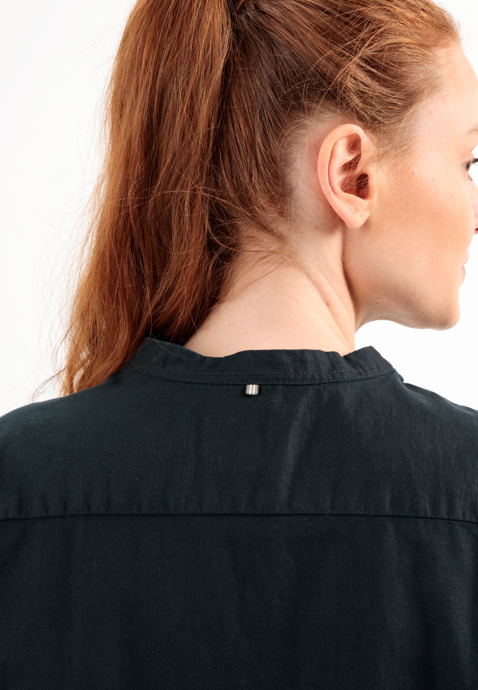 Damen Schlupfkleid aus einem Leinenmix Schwarz getragen detailliert nah