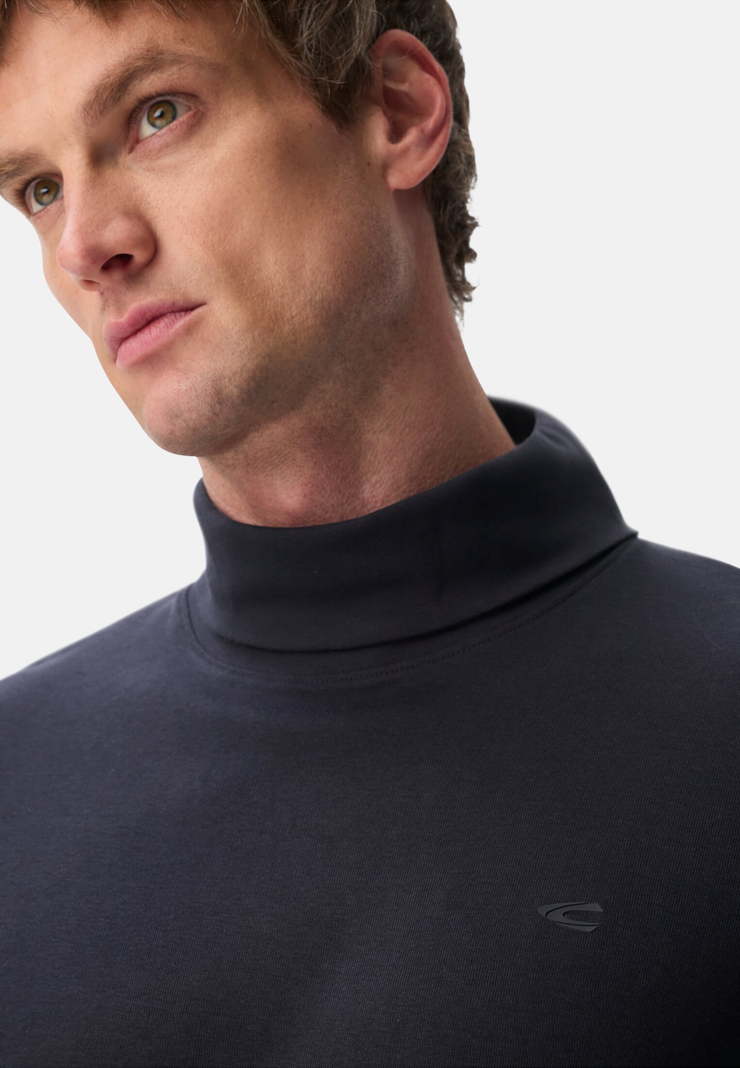 Men Turtleneck with 2-way stretch Navy blue worn detail close