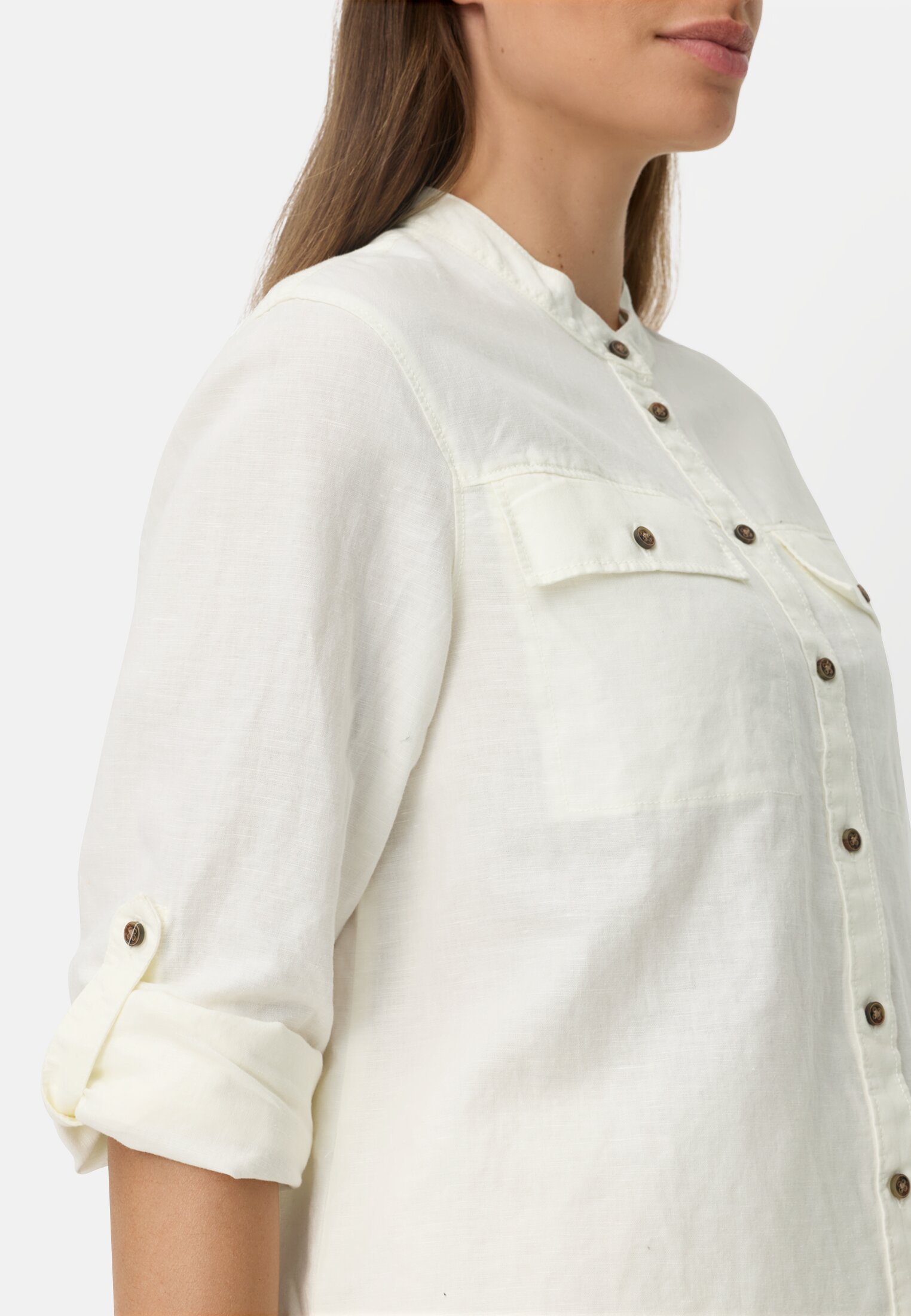 Damen Bluse mit Stehkragen und Knopfleiste Milchweiß getragen detailliert nah
