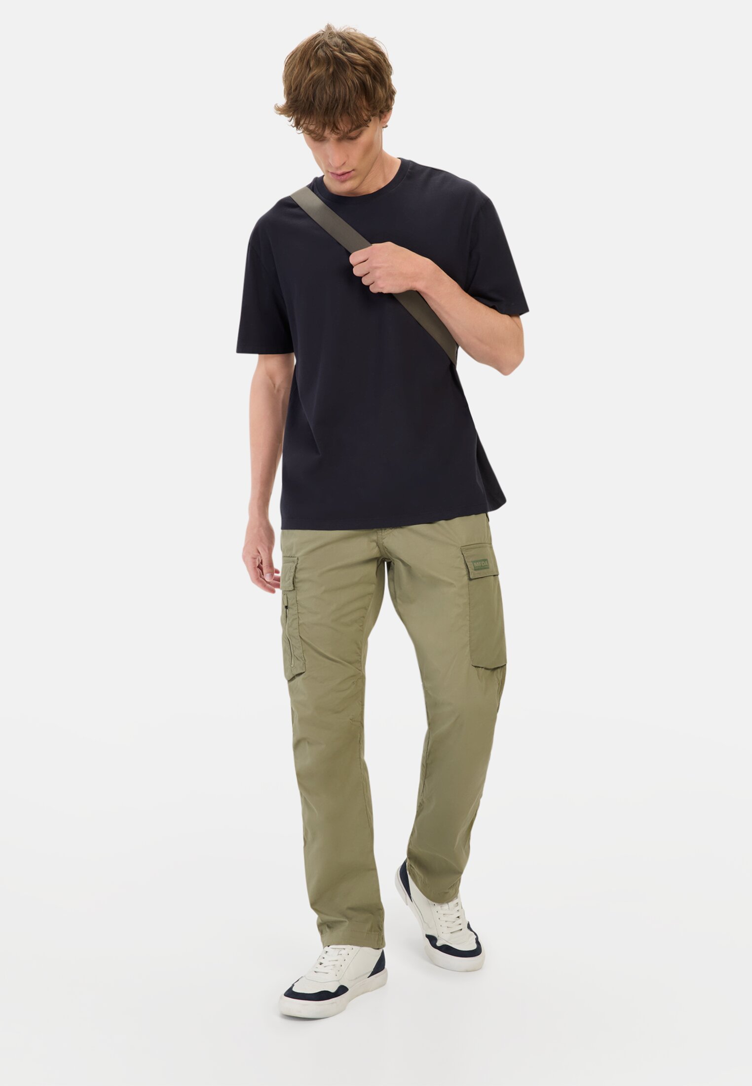 camelactive_Cargohose_Khaki_476X05-5F75-31_M3 Herren Relaxed Fit Cargo Hose mit Stretchfunktion Dunkelgrün getragen vorne Ganzkörper