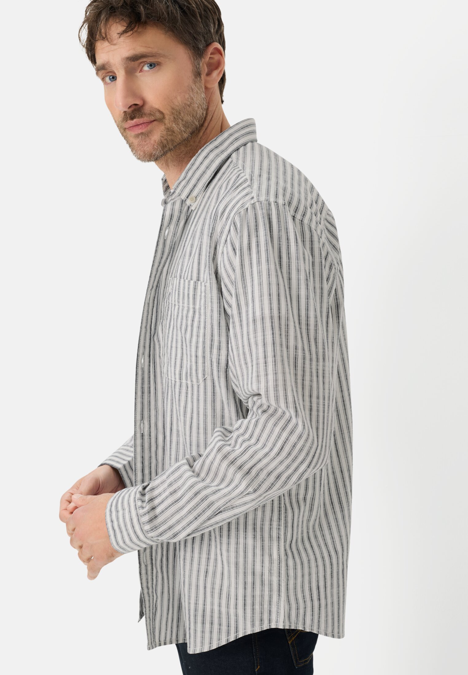 Herren Langarmhemd mit Button-Down-Kragen Dunkelblau getragen emotional