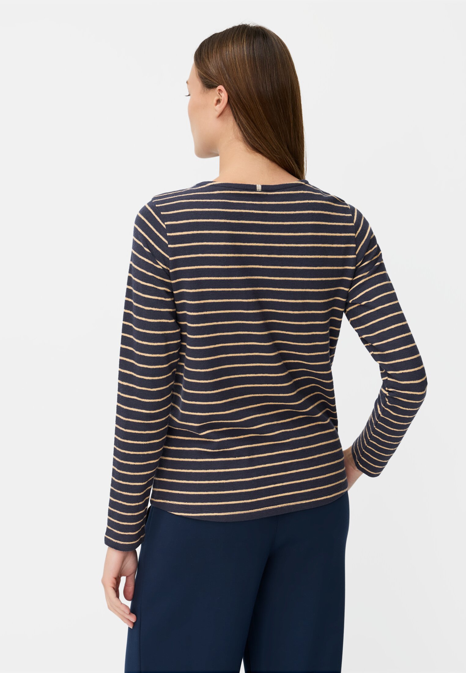 Women Long-sleeve T-shirt made of organic cotton Blue striped worn back