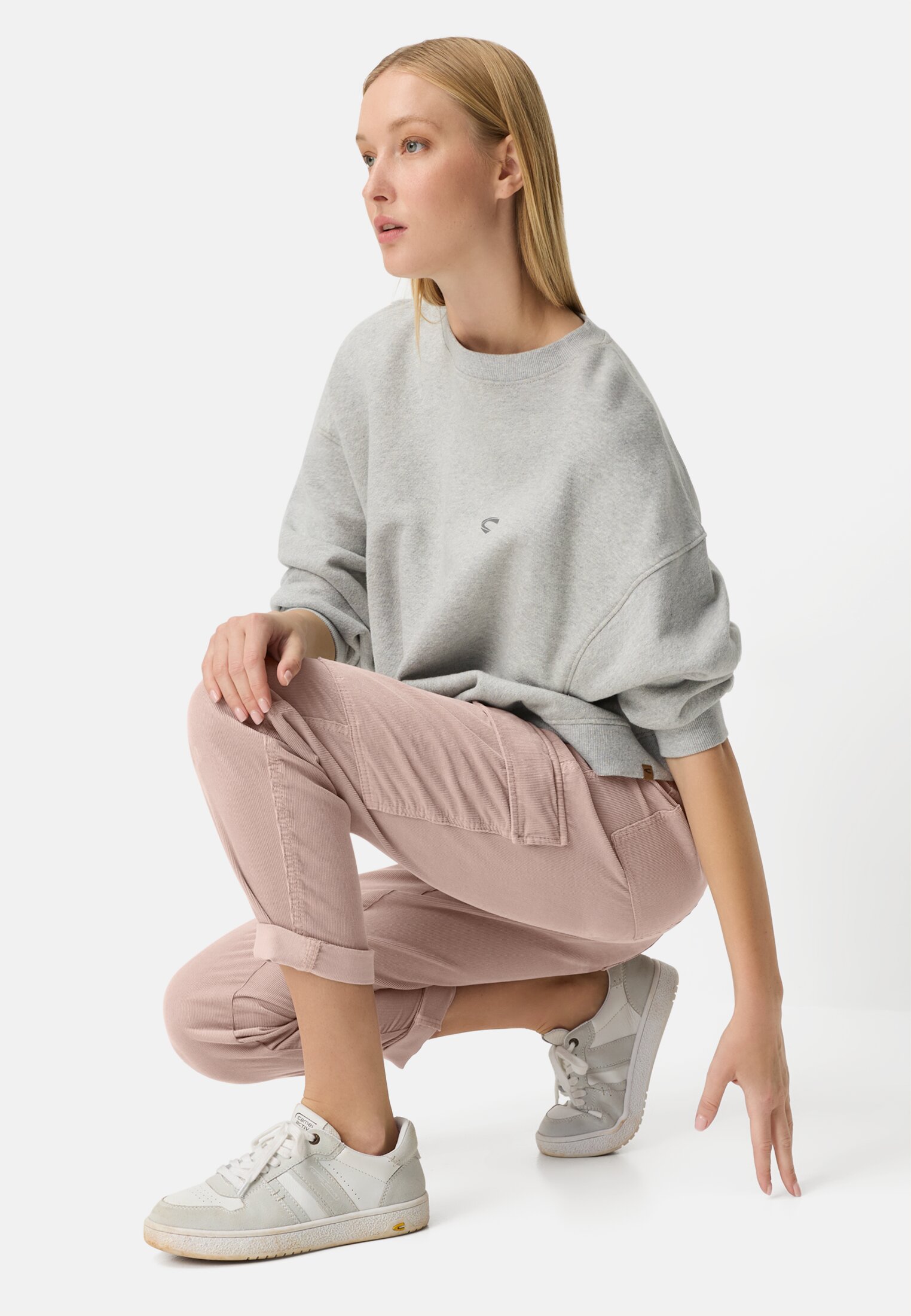 Damen Cargo-Hose aus reiner Baumwolle Dunkles Lilarosa getragen emotional