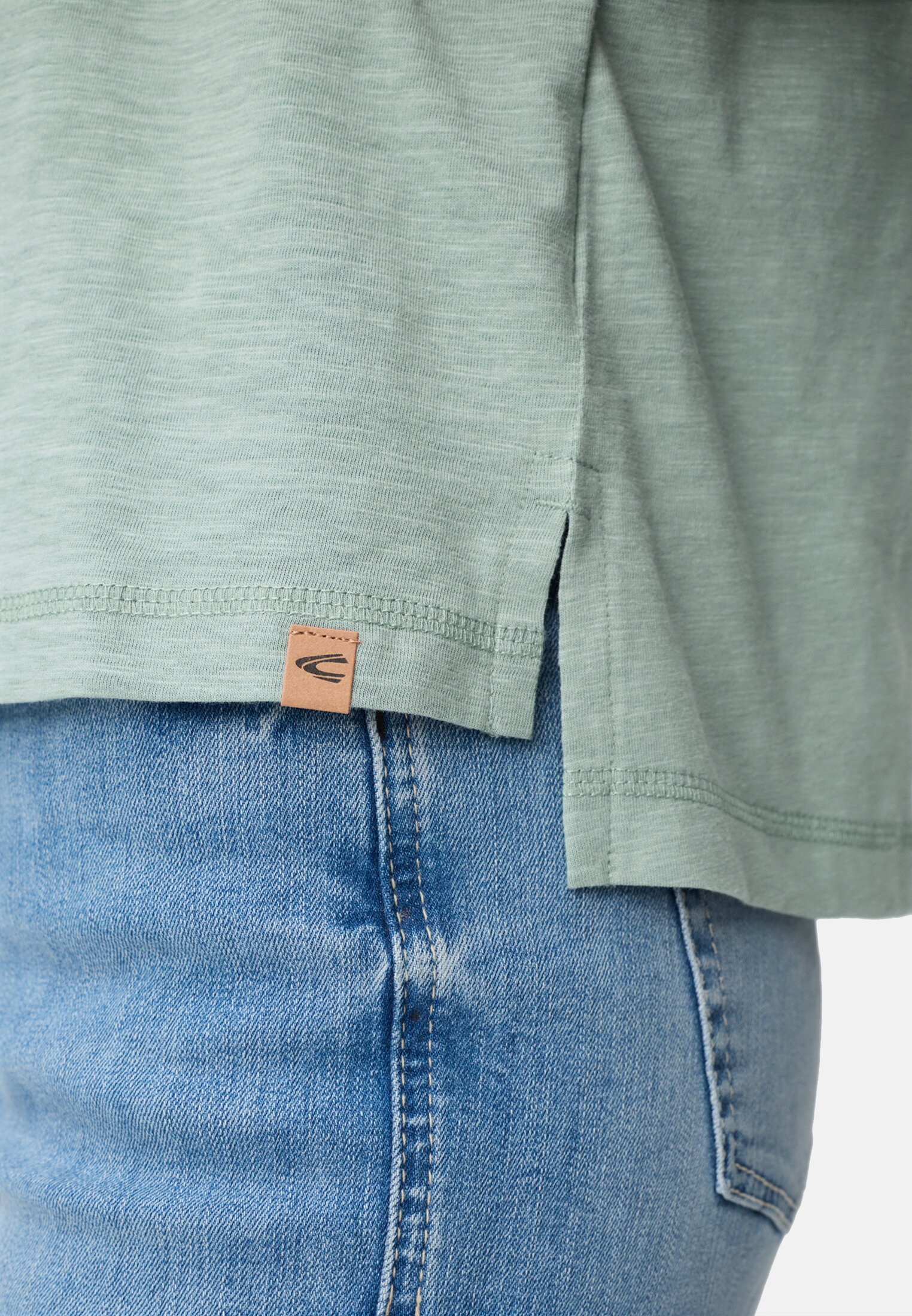 Damen T-Shirt aus 100% Baumwolle Jadeblau getragen detailliert nah