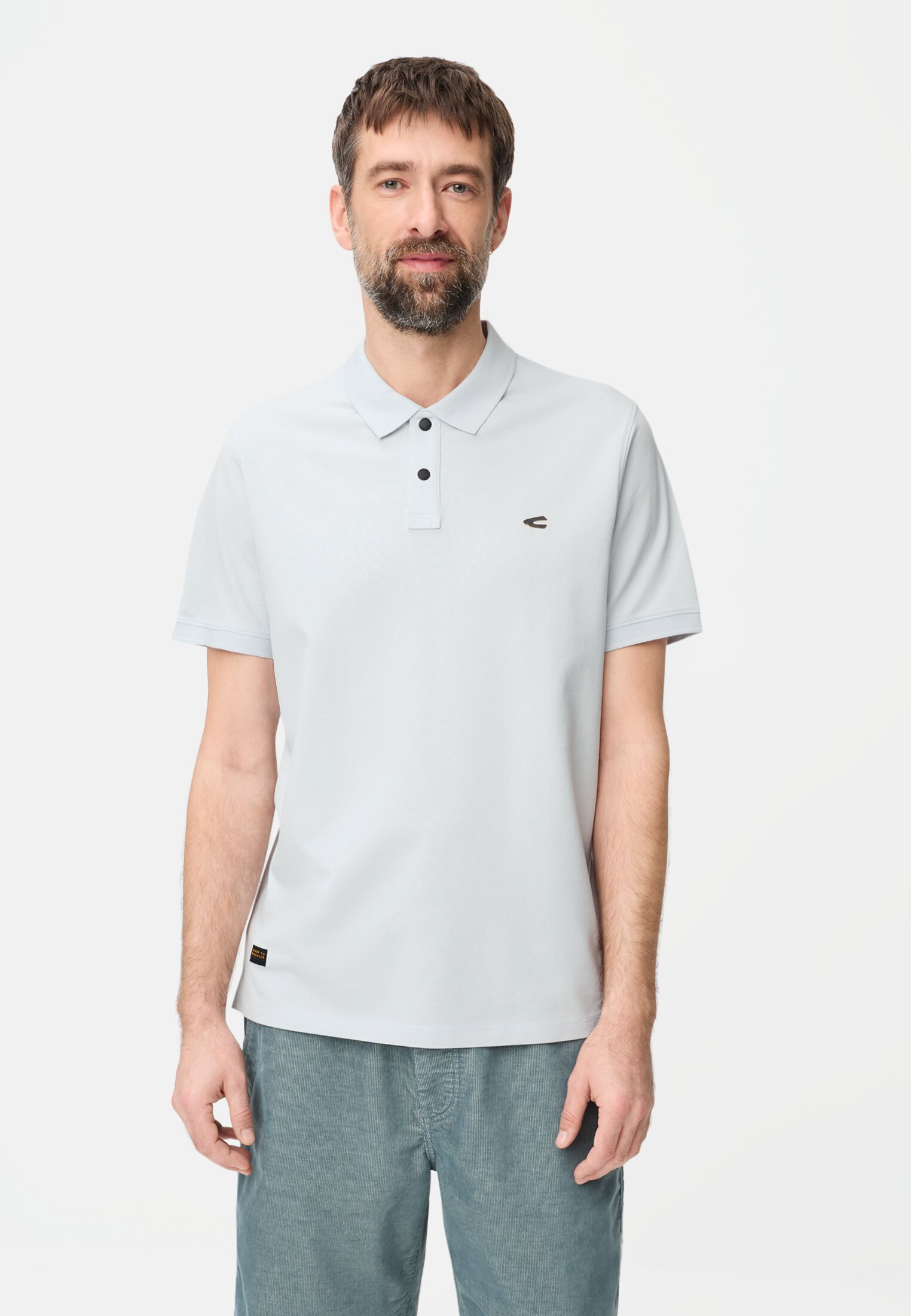 Herren Poloshirt mit Kontrastdetails Himmelblau getragen vorn