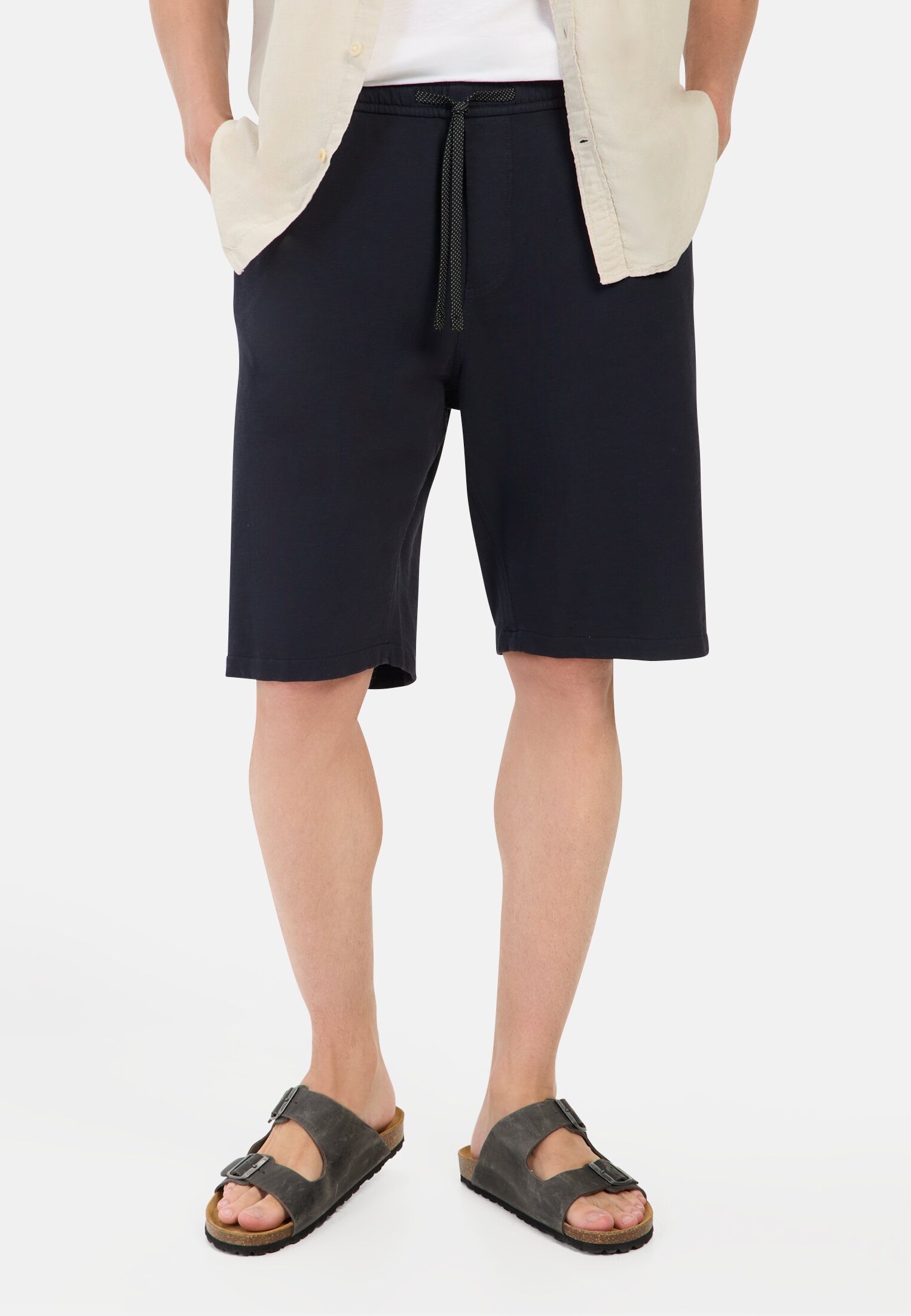 Herren Bermuda Shorts mit elastischem Bund Dunkelblau getragen vorn