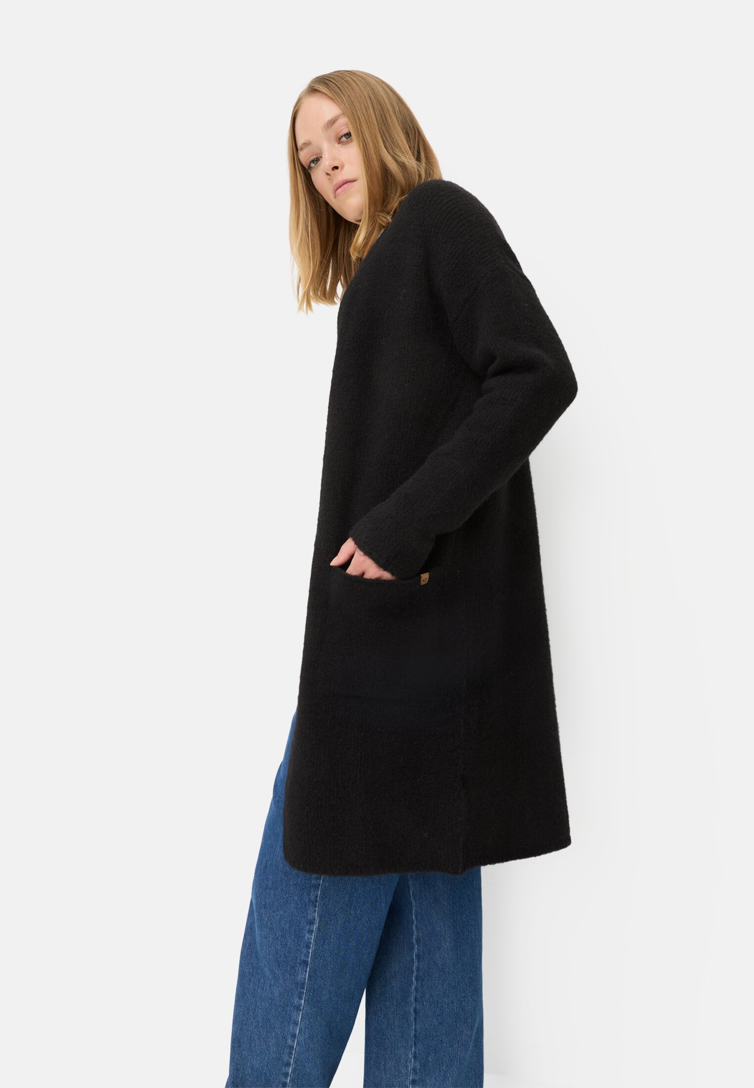 Damen Strickjacke mit aufgesetzten Taschen Kaviar getragen emotional