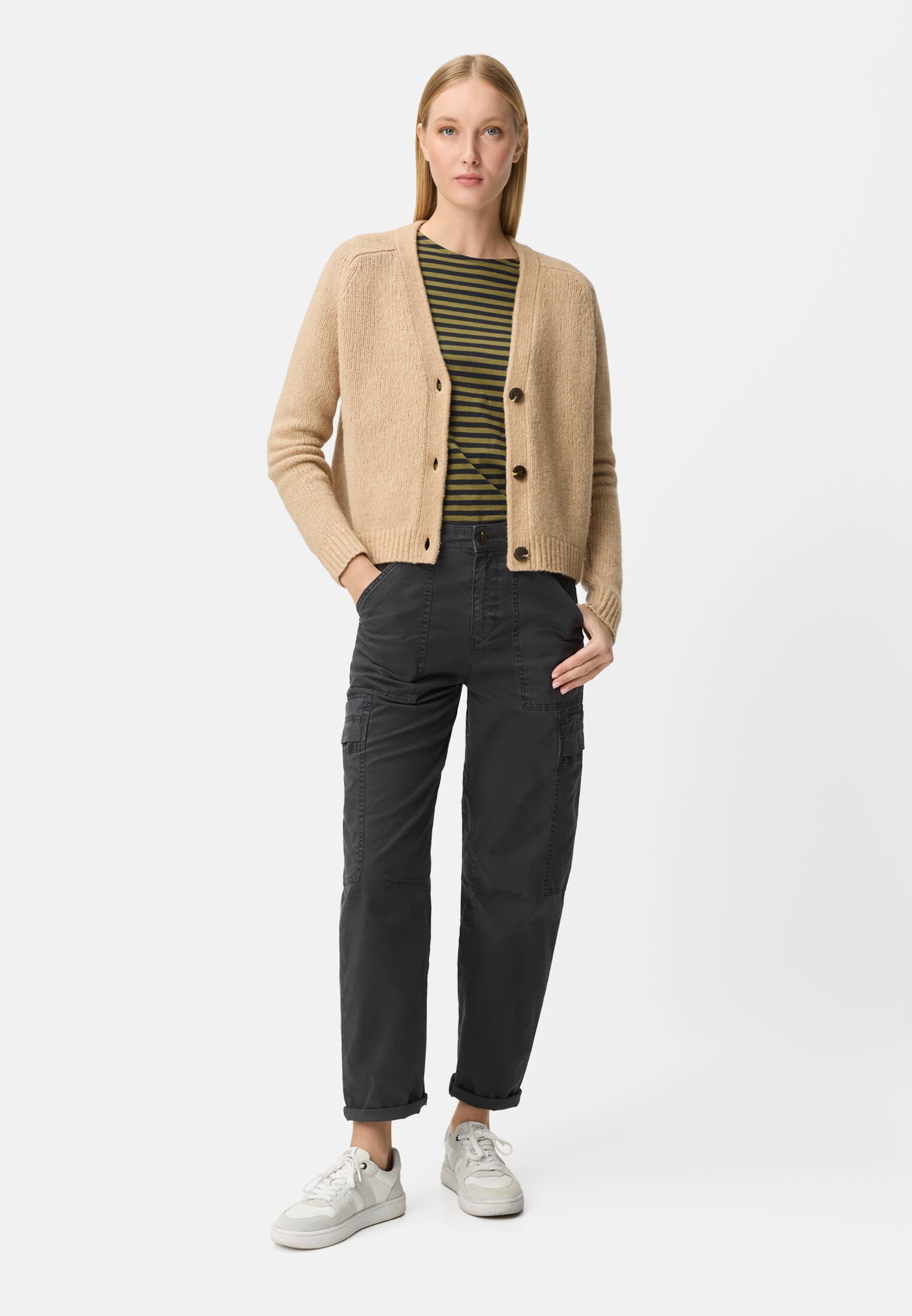 Damen Cargo Hose aus Baumwollmix Kaviar getragen vorne Ganzkörper