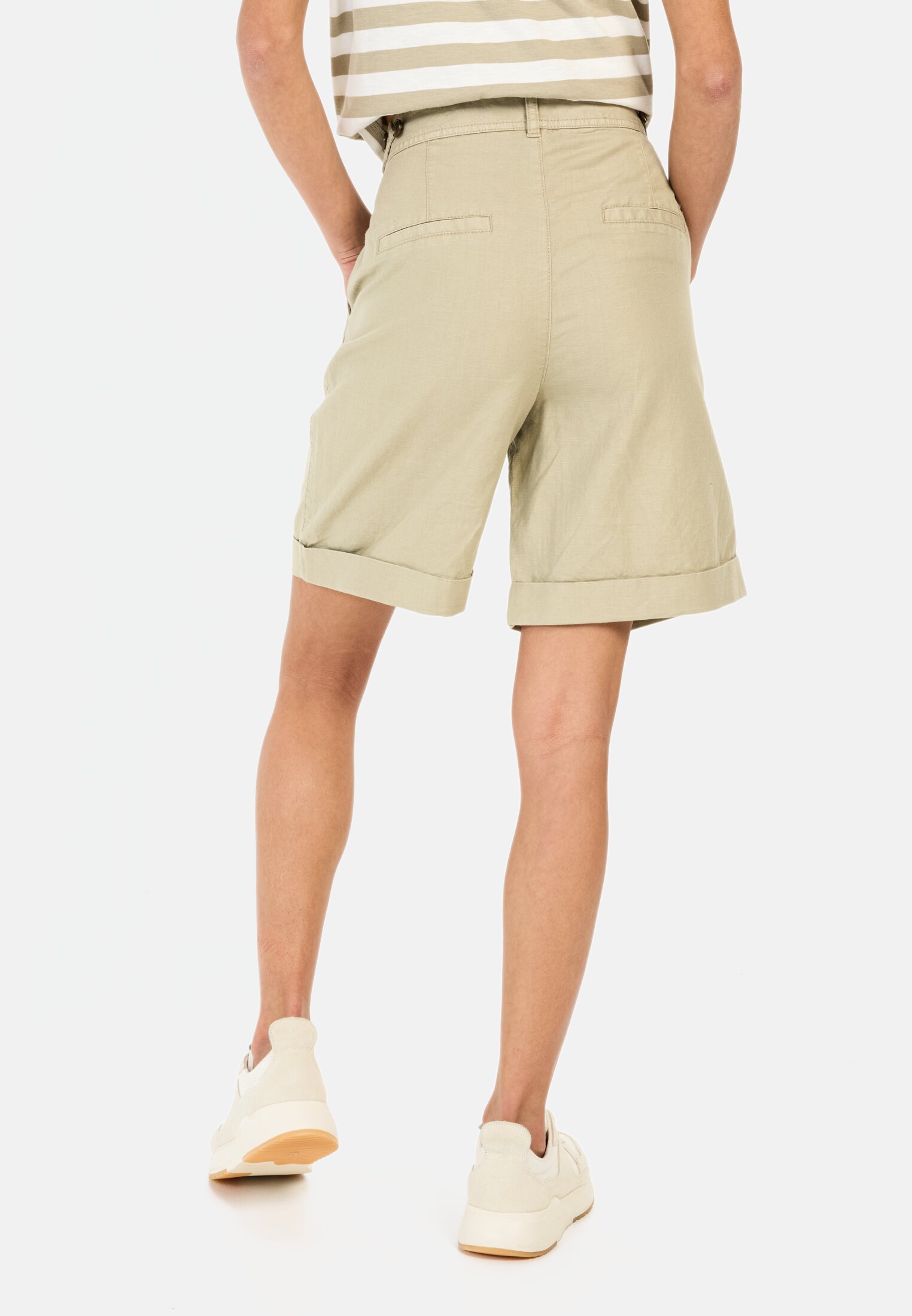 MI_397110-5F98-19_M2-03 Women Shorts made from a linen blend Beige worn back