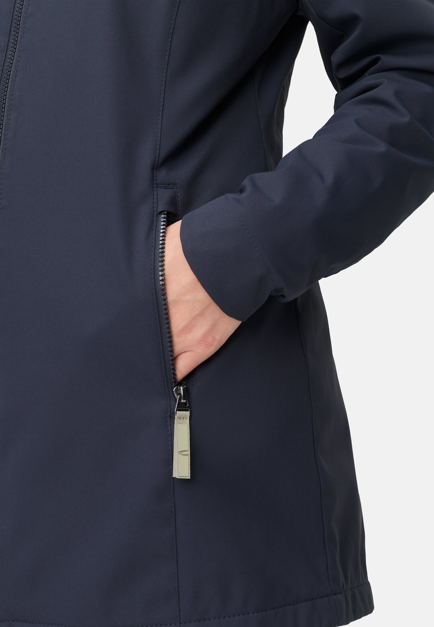 Damen Funktionsjacke aus leichtem Softshell und reflektierenden Details Dunkelblau getragen detailliert nah