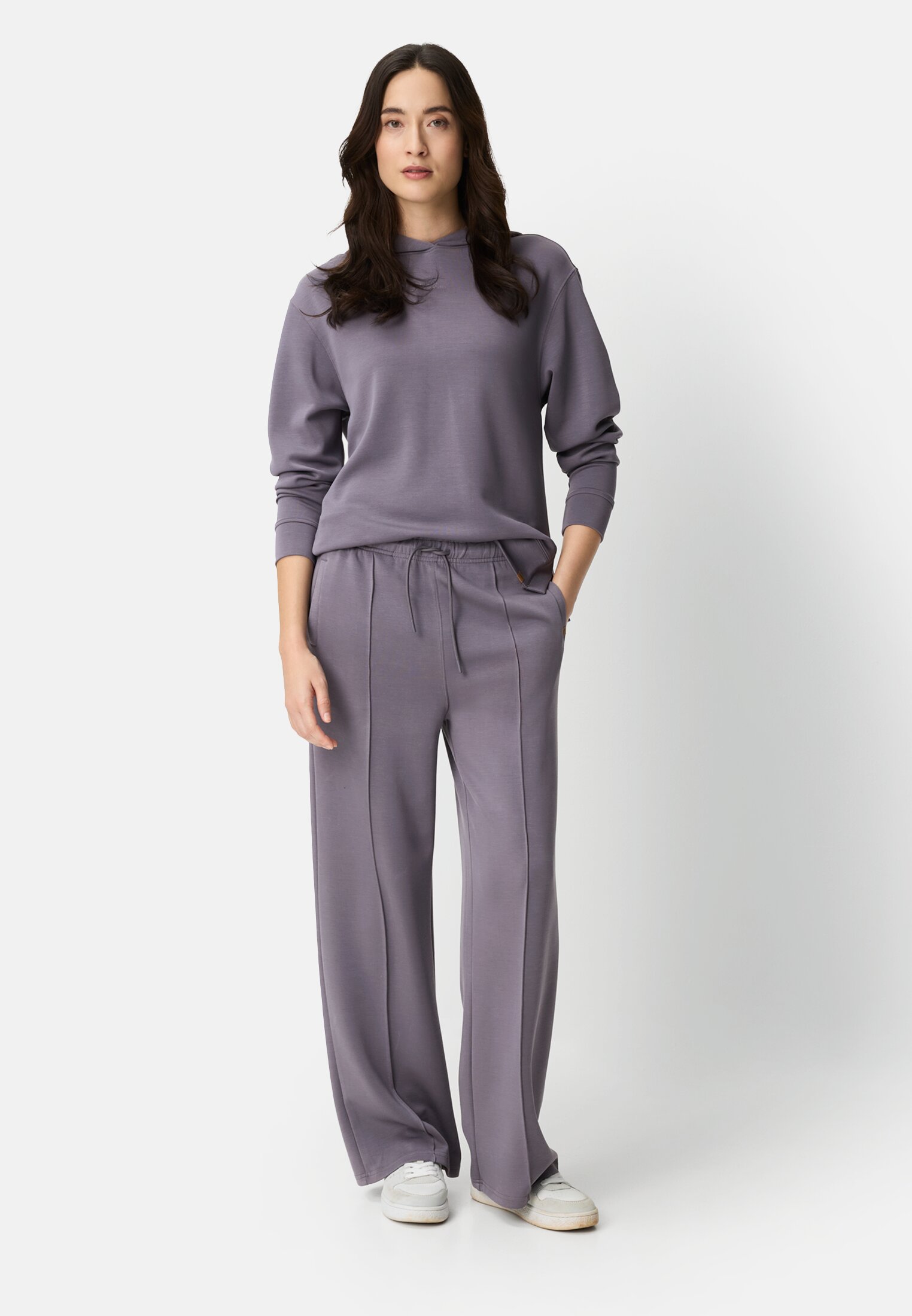 Damen Casual Pants im Jogger-Stil mit elastischem Bund Misty Lilac getragen vorne Ganzkörper