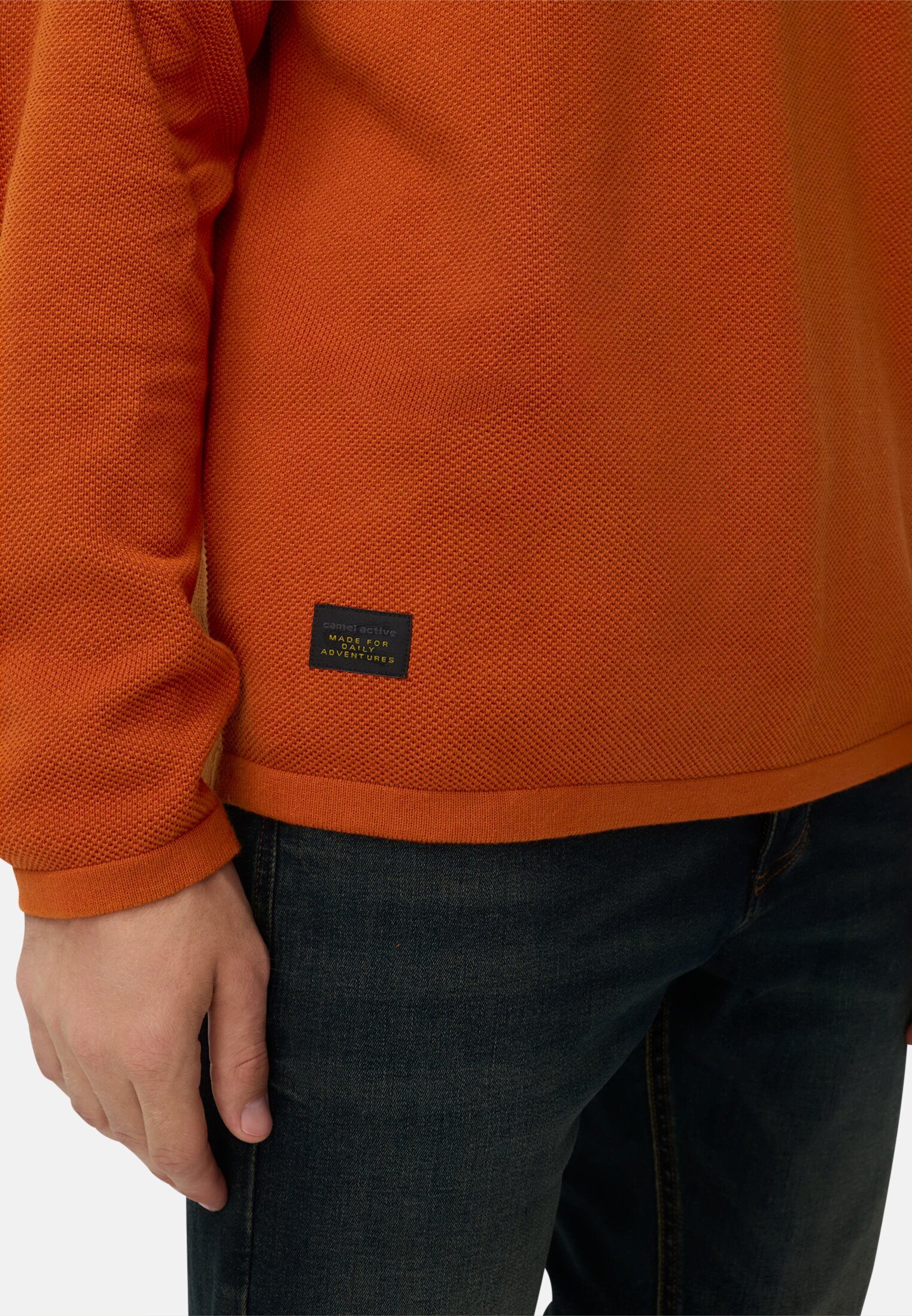 Herren Pullover aus reiner Baumwolle Zimt getragen detailliert nah