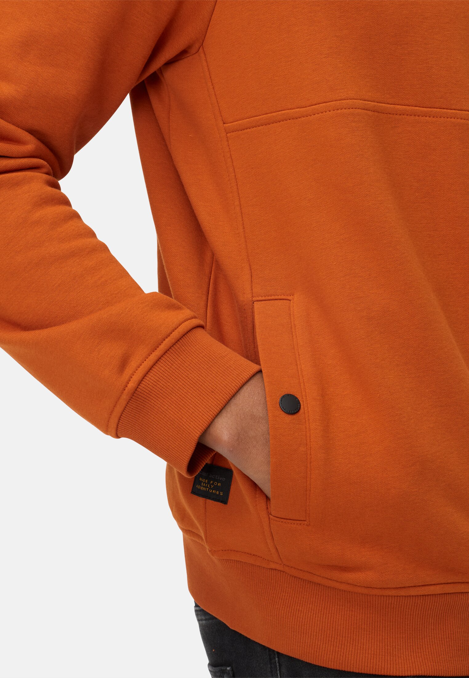 Herren Sweatjacke mit Kapuze Zimt getragen detailliert nah