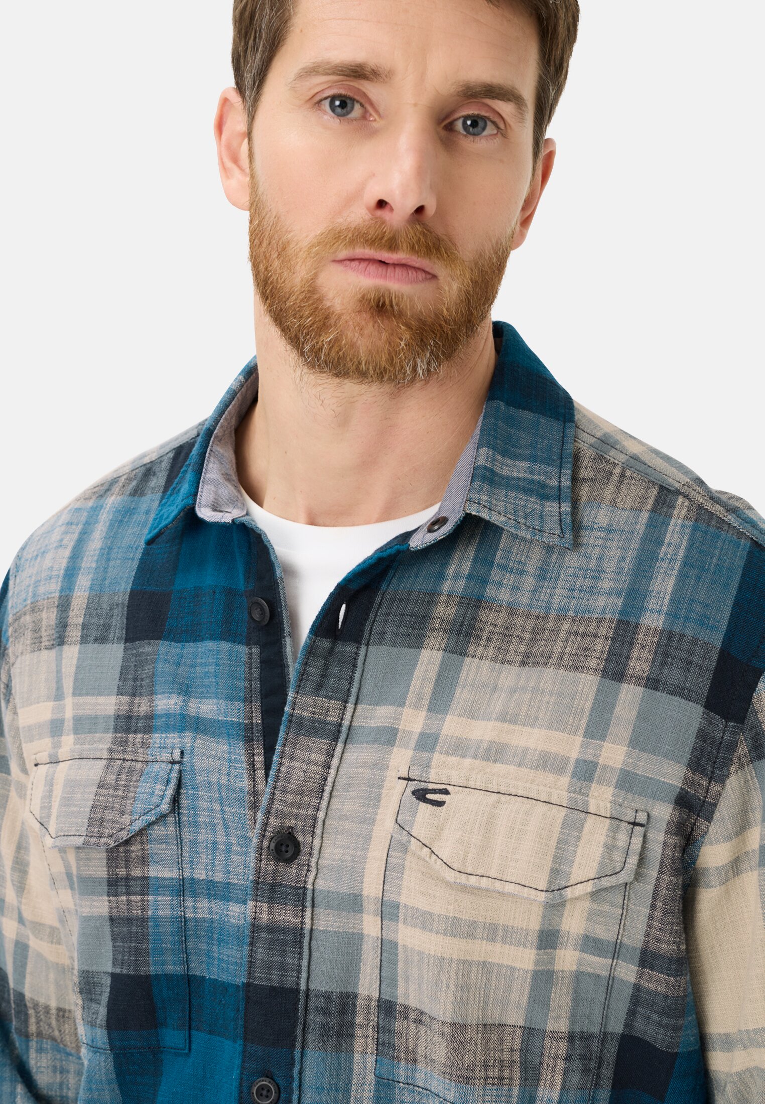 Herren Lässiges Langarmhemd aus reiner Baumwolle Blau getragen detailliert nah