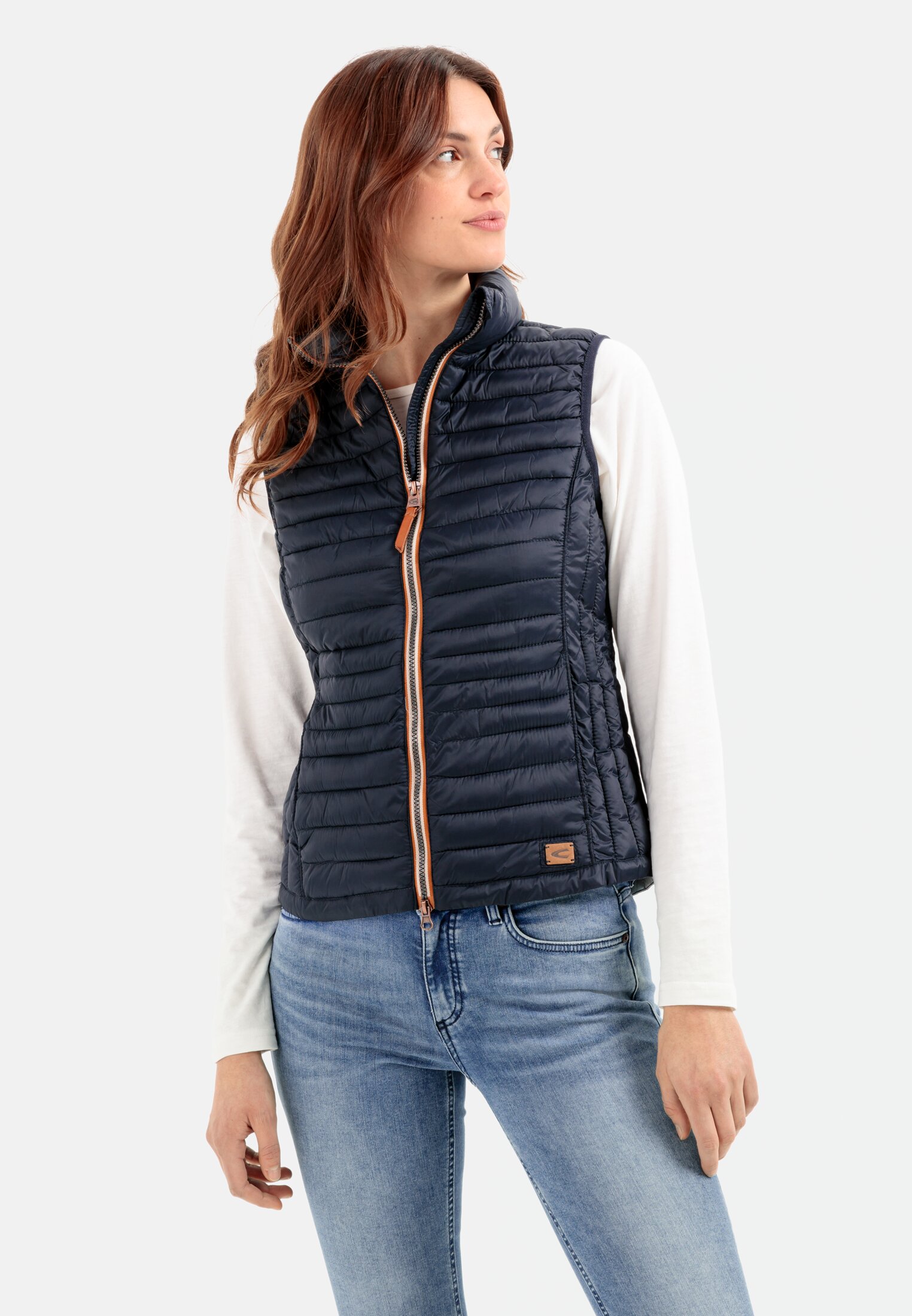 Damen Steppweste aus 100% recyceltem Material Dunkelblau getragen vorn