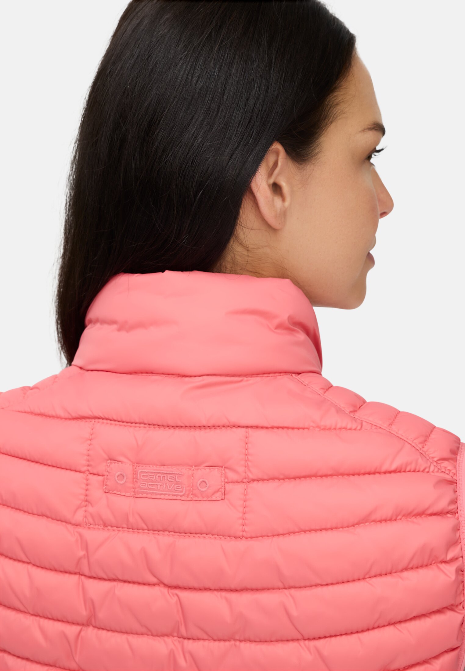 Women Quilted vest with reflective details Pink worn detail close