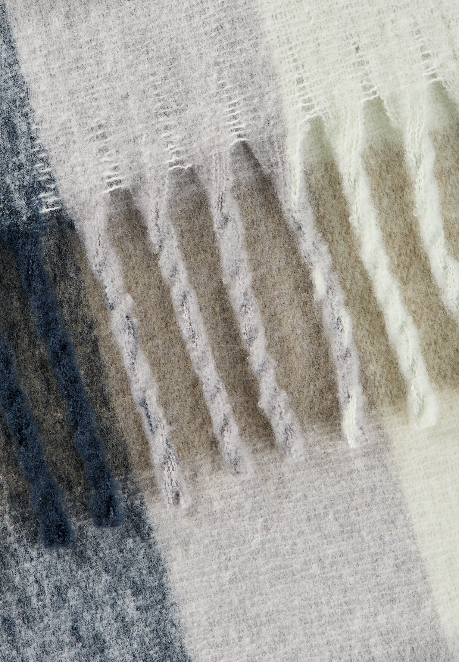 Damen Strickschal mit Karomuster Dunkelblau frontal hinten
