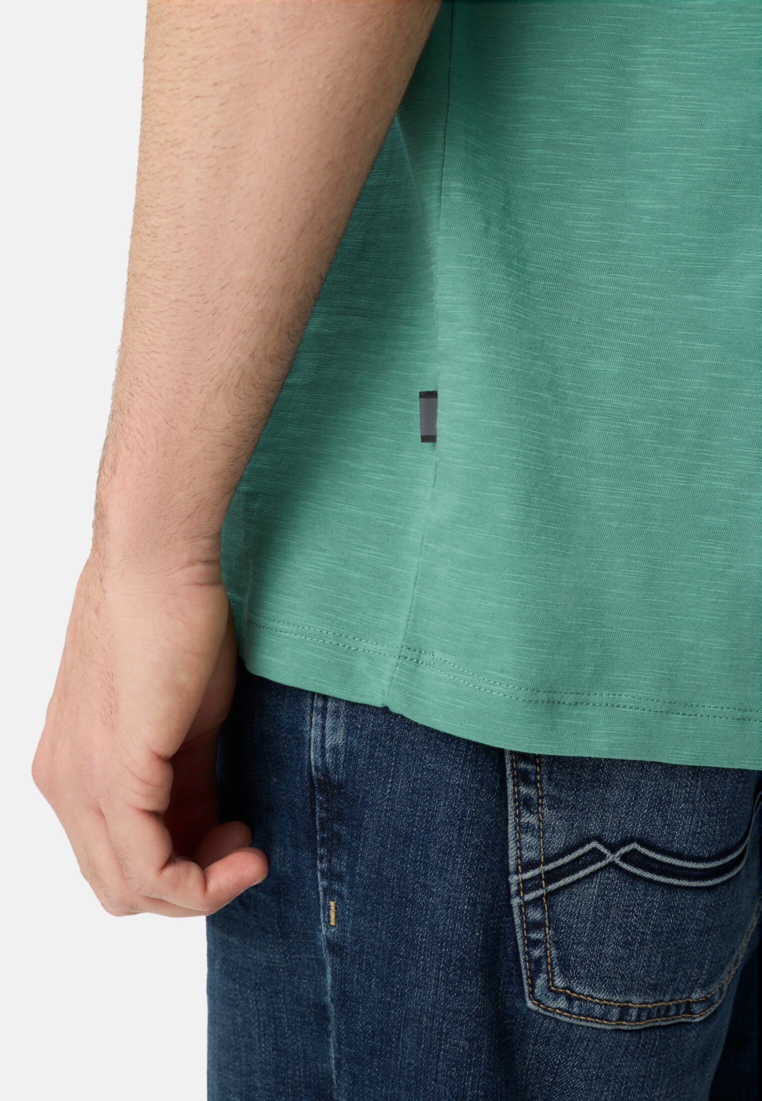 Herren T-Shirt mit reflektierenden Details Lagunengrün getragen detailliert nah