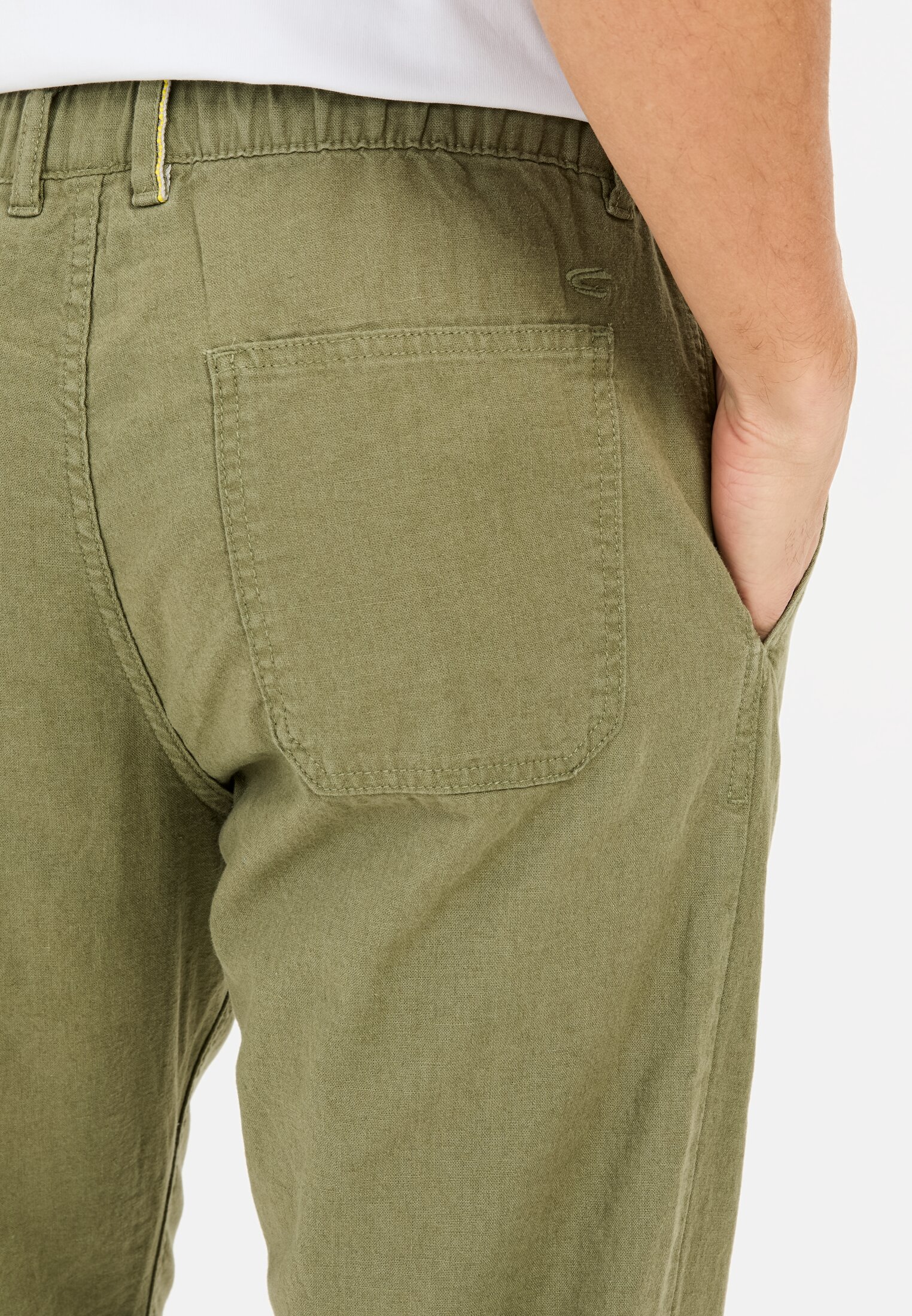 MI_77X06-5F84-34_M5-00 Men Chino trousers with drawstring made from a linen blend Dark Green worn detail close