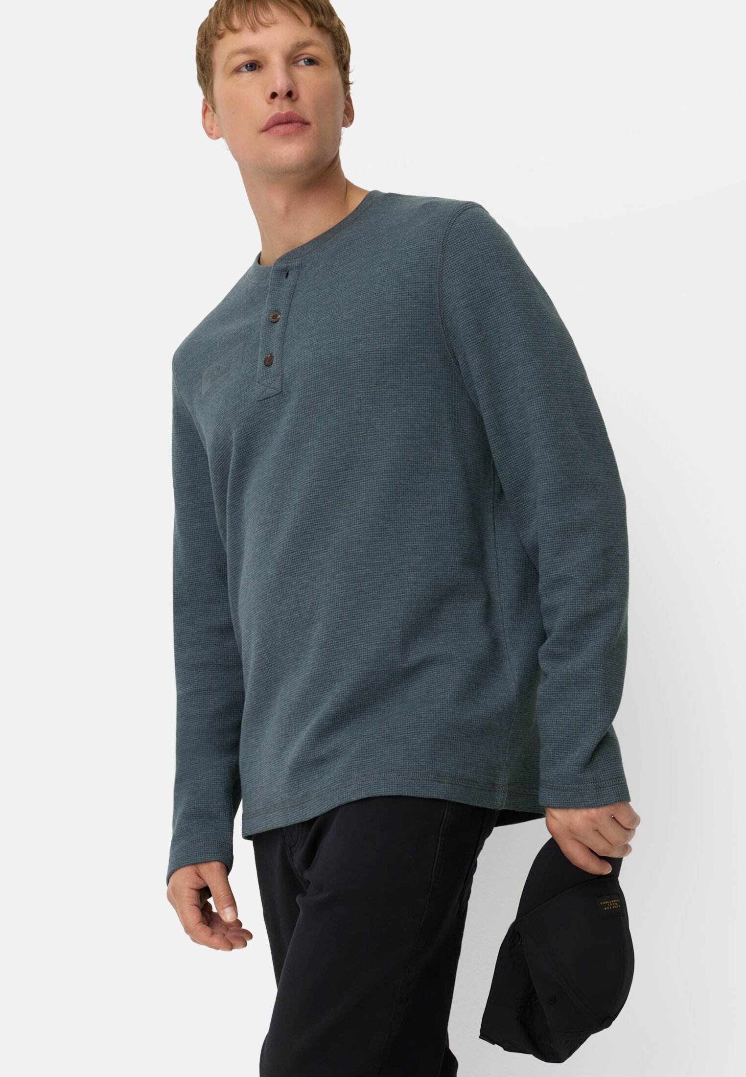 Herren Henley-Shirt aus Organic Cotton Tintenblau getragen emotional