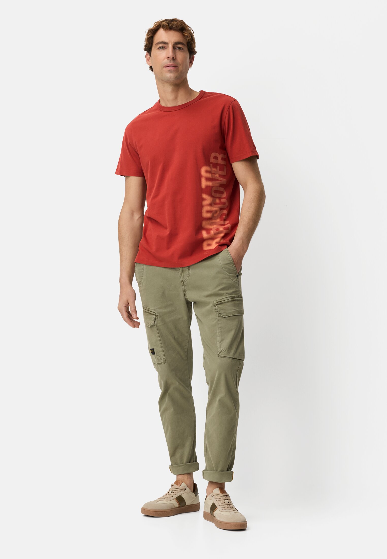 Damen T-Shirt mit Backprint Rot getragen vorne Ganzkörper