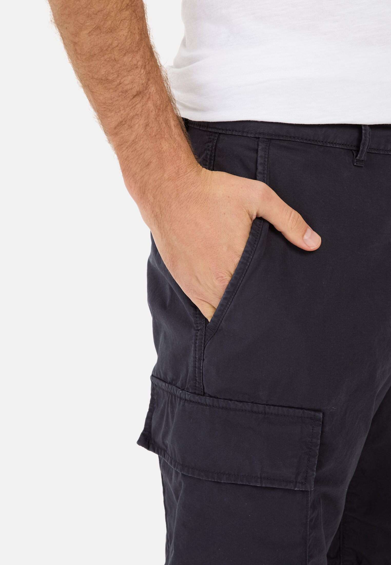 MI_96R57-5F50-48_M5-00 Men Cargo Shorts Regular Fit Dark Blue worn detail close